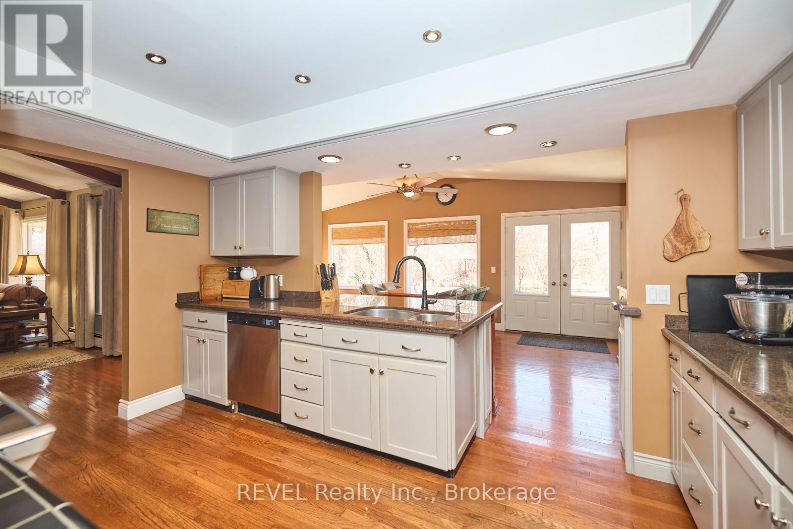 1121 Pettit Road, Fort Erie (Crescent Park), Ontario  L2A 5A2 - Photo 14 - X12195211