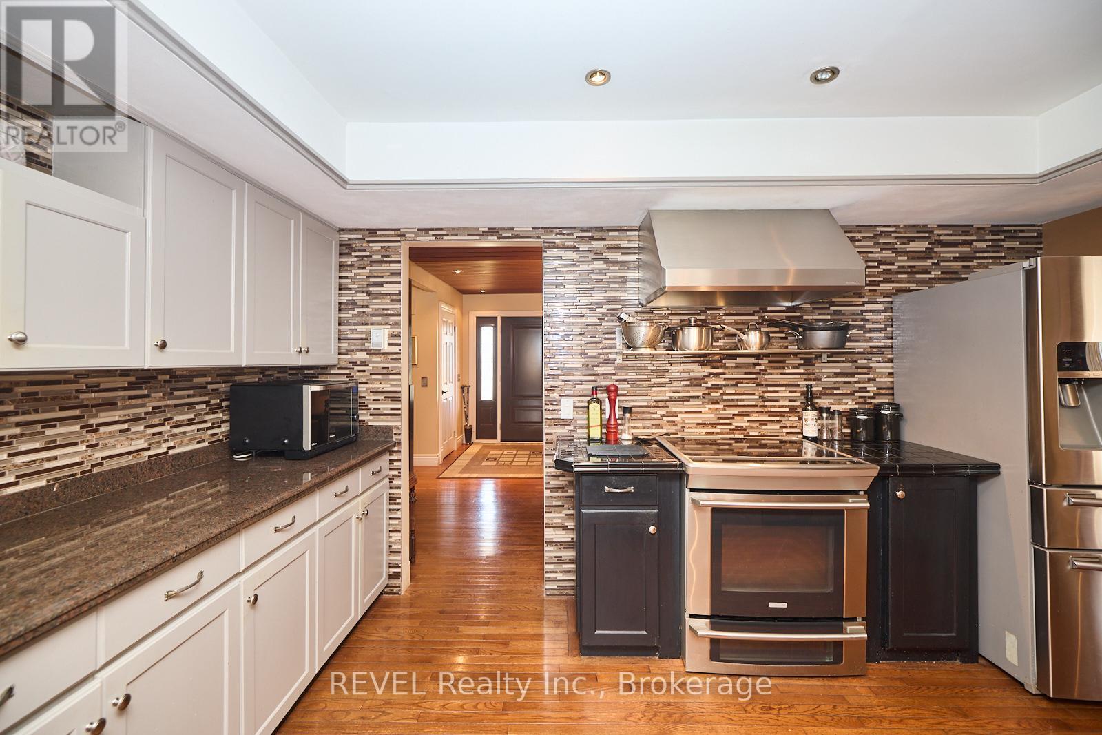 1121 Pettit Road, Fort Erie (Crescent Park), Ontario  L2A 5A2 - Photo 15 - X12195211