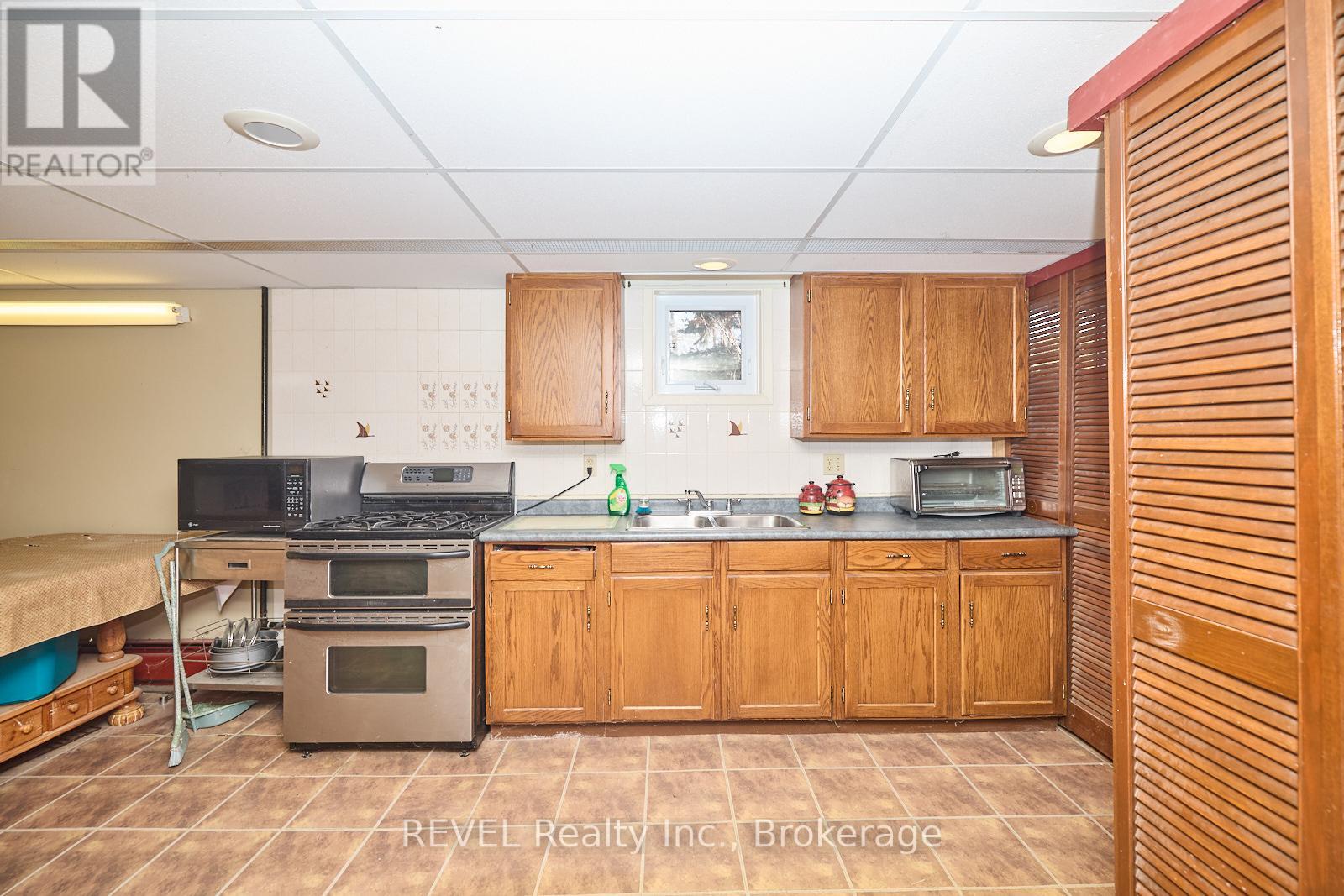 1121 Pettit Road, Fort Erie (Crescent Park), Ontario  L2A 5A2 - Photo 32 - X12195211