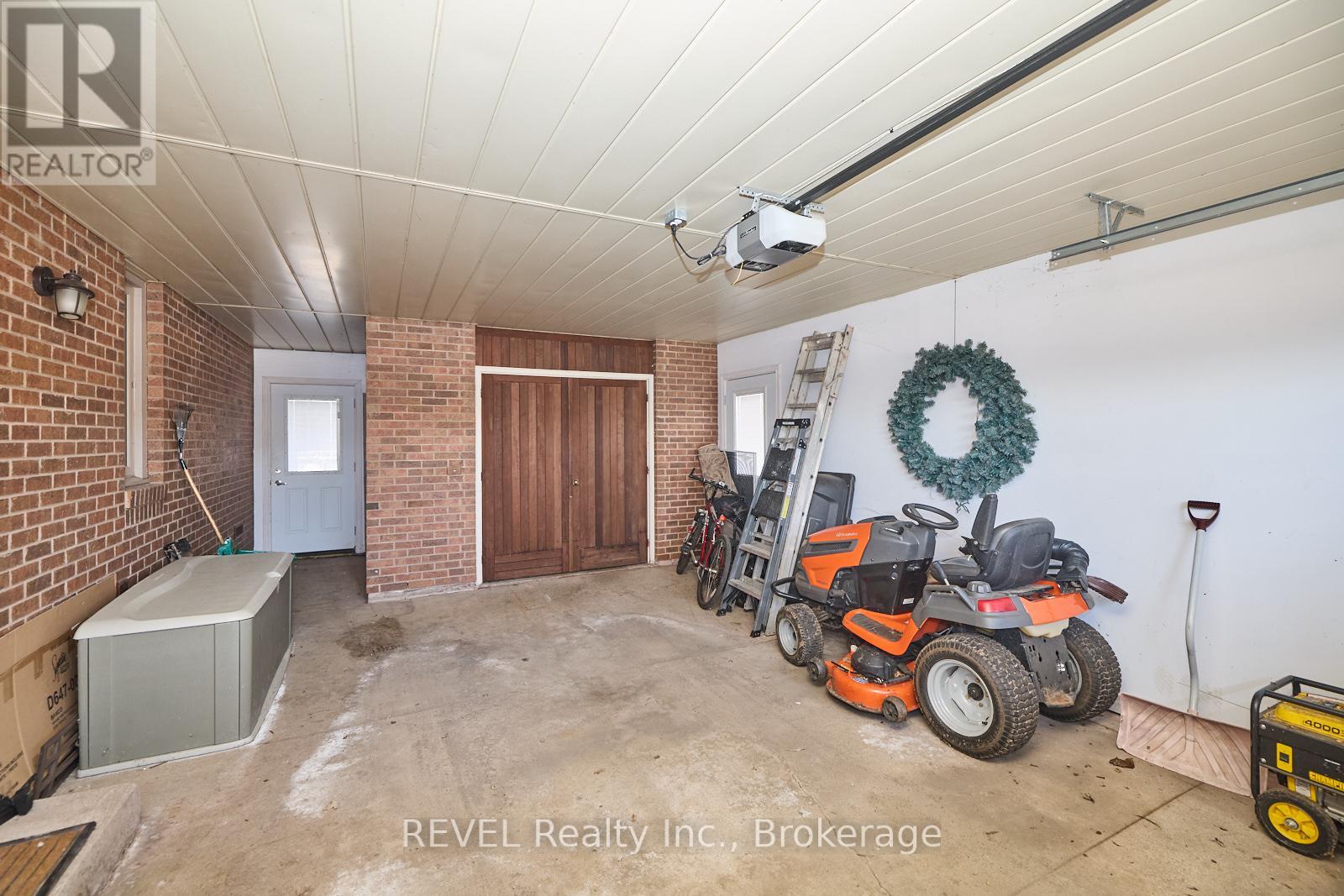 1121 Pettit Road, Fort Erie (Crescent Park), Ontario  L2A 5A2 - Photo 33 - X12195211