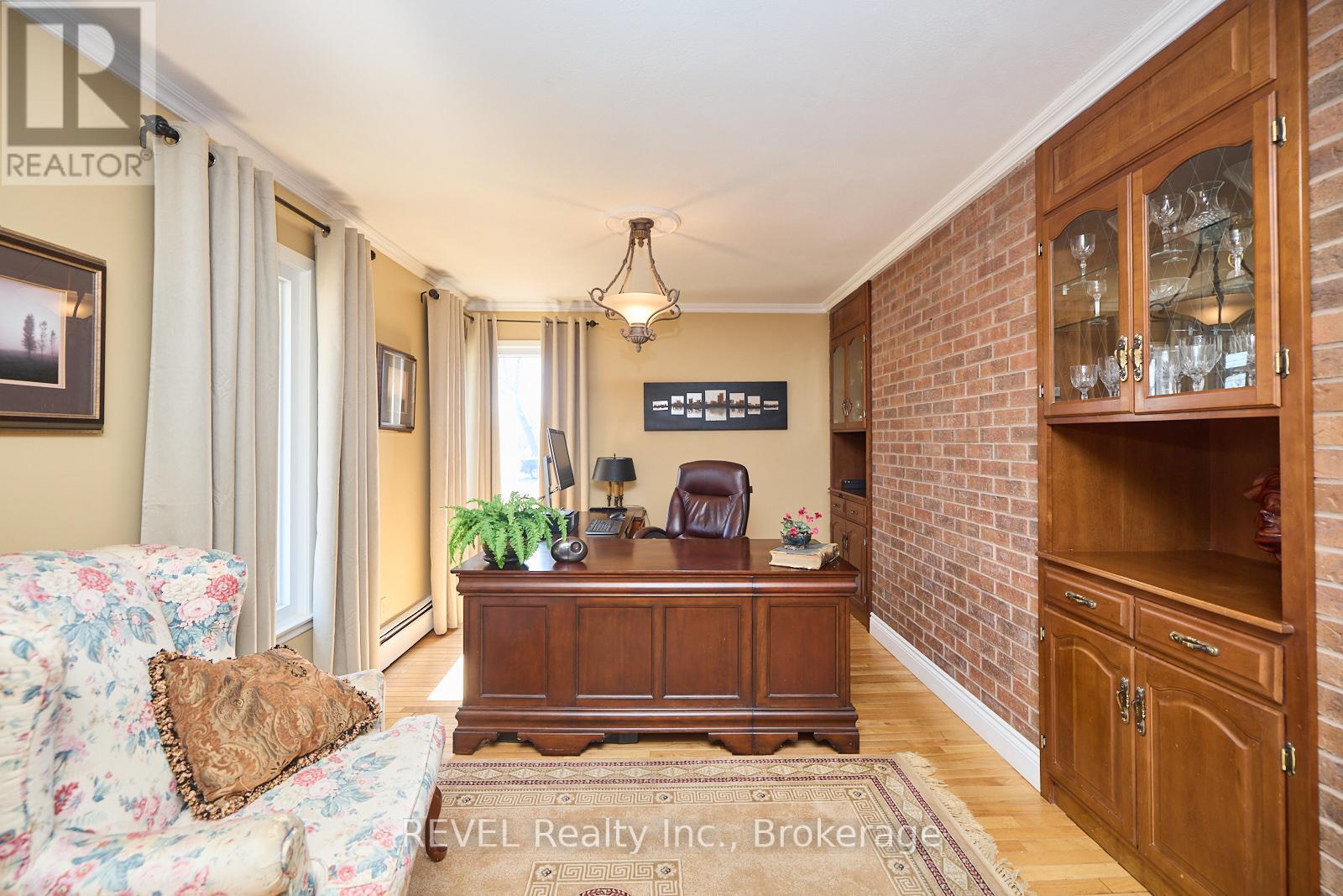 1121 Pettit Road, Fort Erie (Crescent Park), Ontario  L2A 5A2 - Photo 8 - X12195211