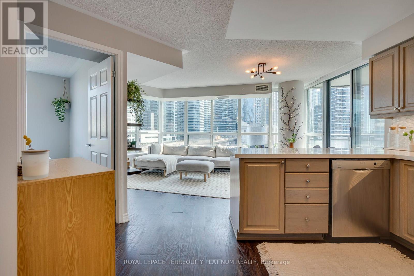 702 - 228 Queens Quay W, Toronto (Waterfront Communities), Ontario  M5J 2X1 - Photo 6 - C12194931