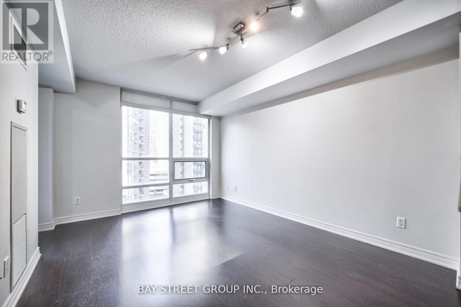 910 - 761 Bay Street, Toronto, Ontario  M5G 2R2 - Photo 21 - C12194957