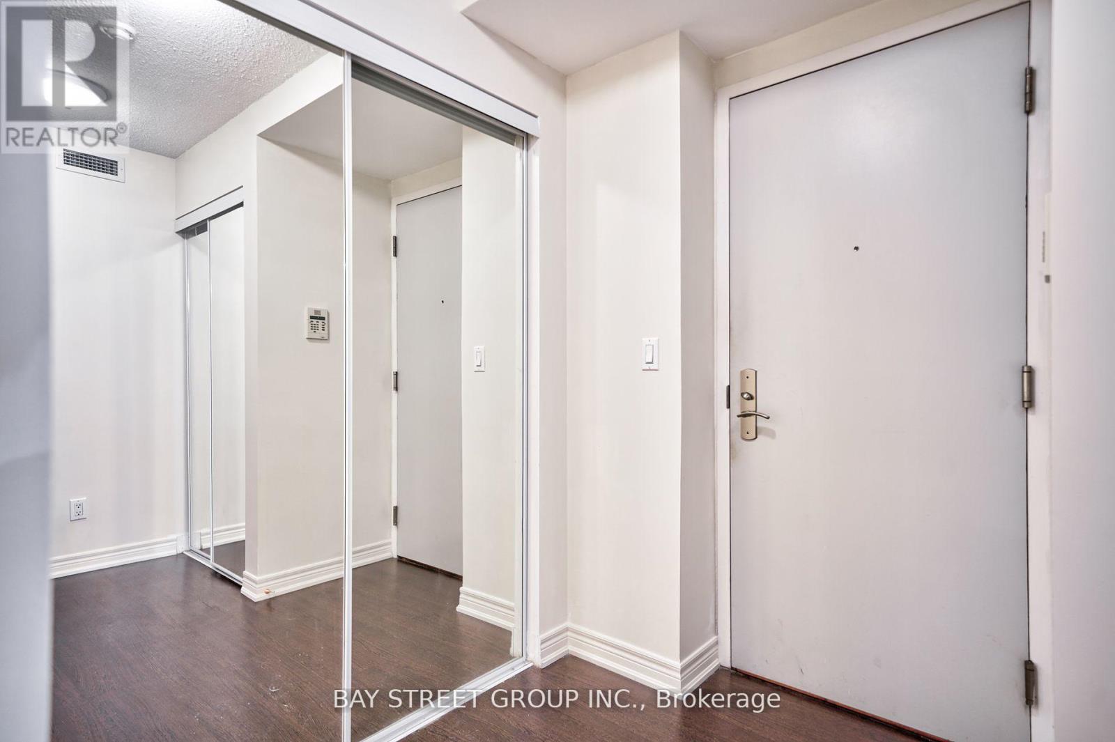 910 - 761 Bay Street, Toronto, Ontario  M5G 2R2 - Photo 9 - C12194957