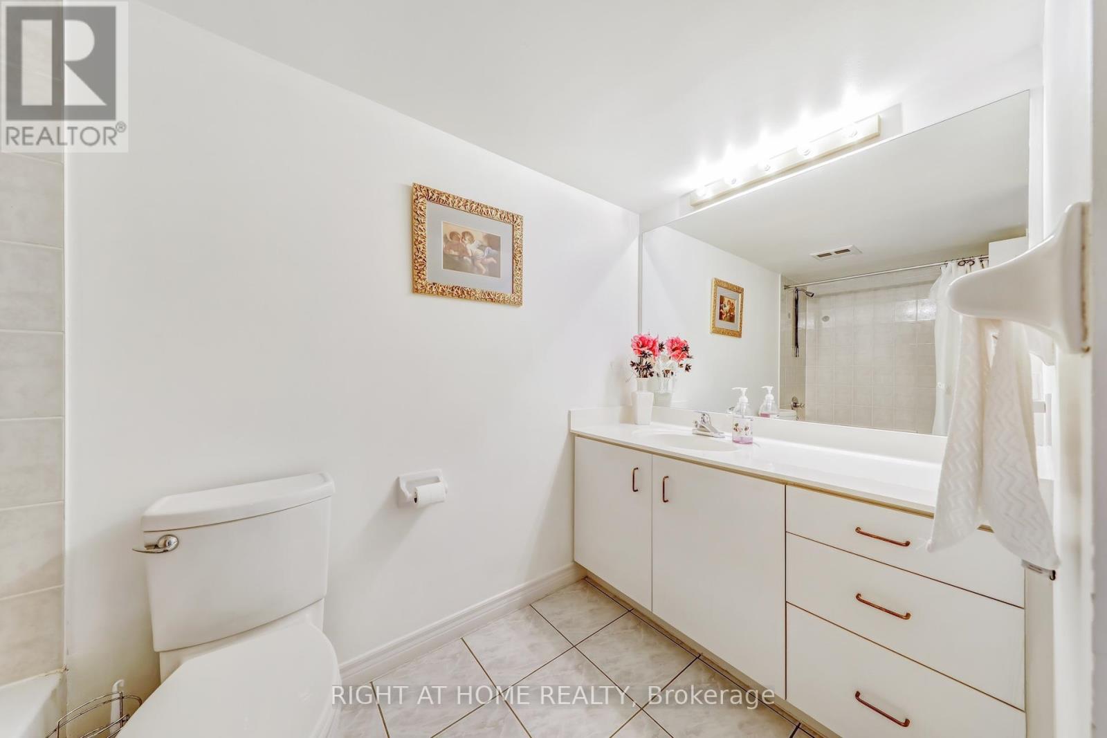 221 - 121 Woodbridge Avenue N, Vaughan (West Woodbridge), Ontario  L4L 9E3 - Photo 7 - N12195054