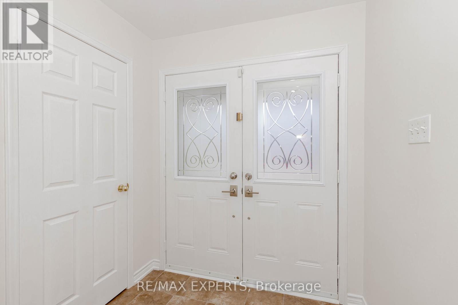 64 Peppertree Lane, Whitchurch-Stouffville (Stouffville), Ontario  L4A 0M8 - Photo 7 - N12195097