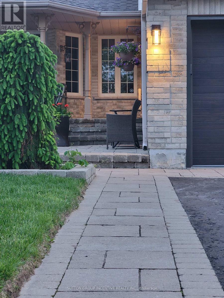 92 Sundew Drive, Barrie, Ontario  L4N 9M1 - Photo 2 - S12194970