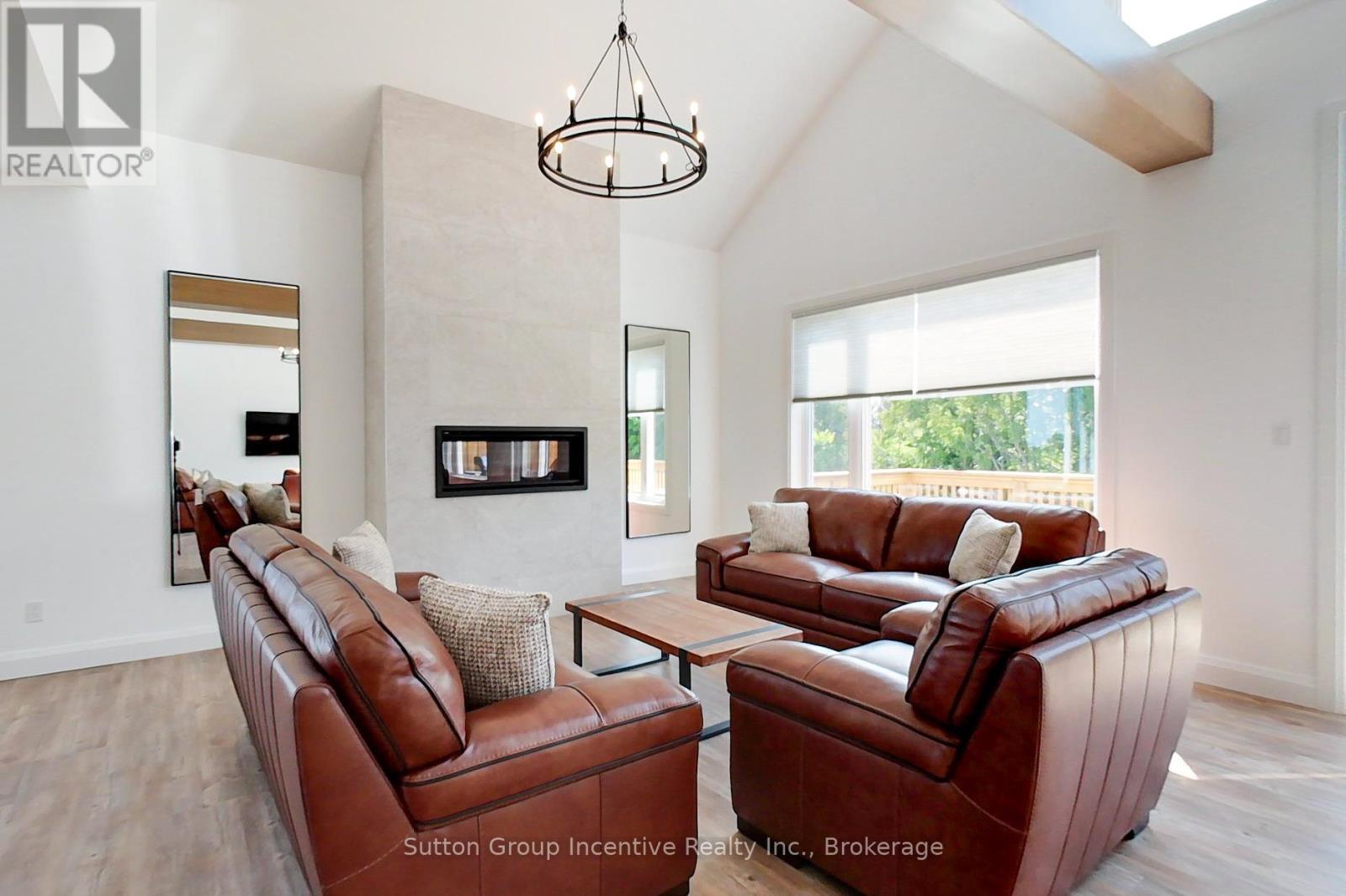 130 Arlberg Crescent, Blue Mountains, Ontario L9Y 0M1 - Photo 3 - X12181397