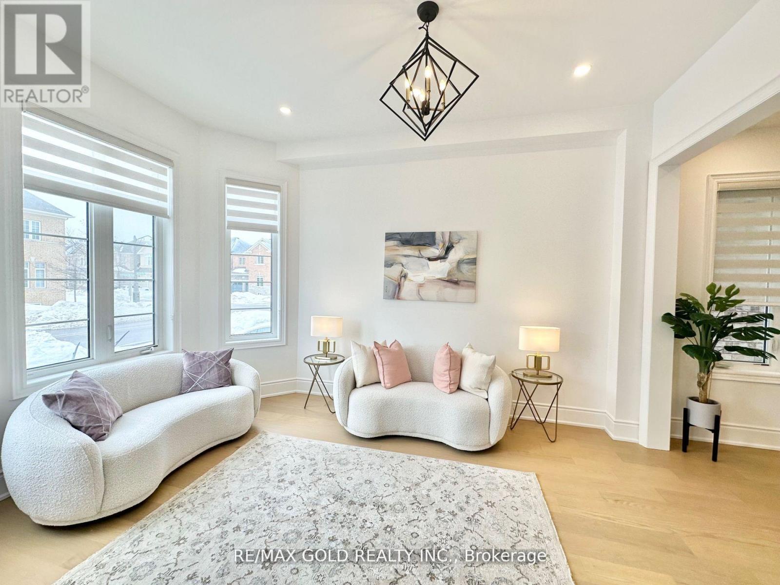 469 Threshing Mill Boulevard, Oakville, Ontario  L6H 0T3 - Photo 3 - W12194983