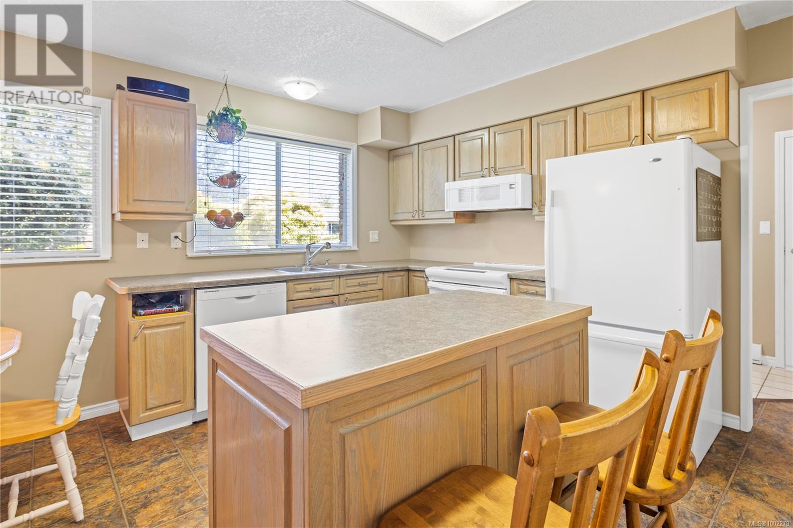 Property at 580 Tamarack Dr image 3