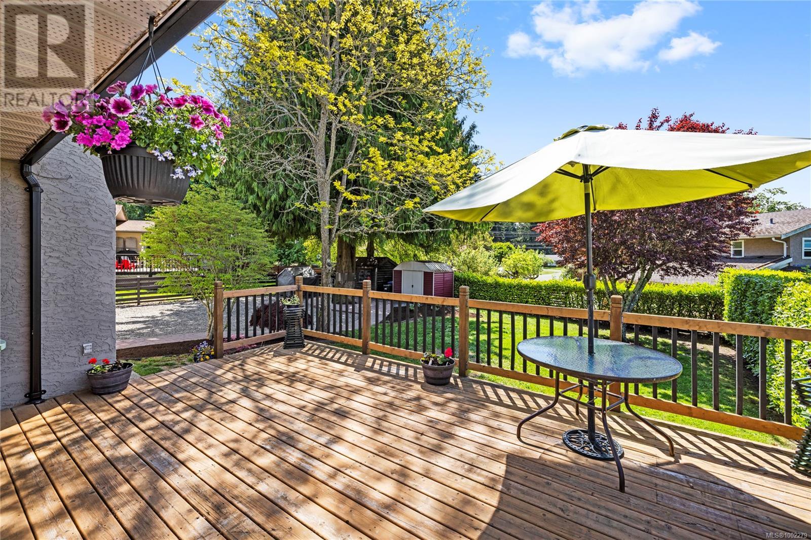 Property at 580 Tamarack Dr image 4