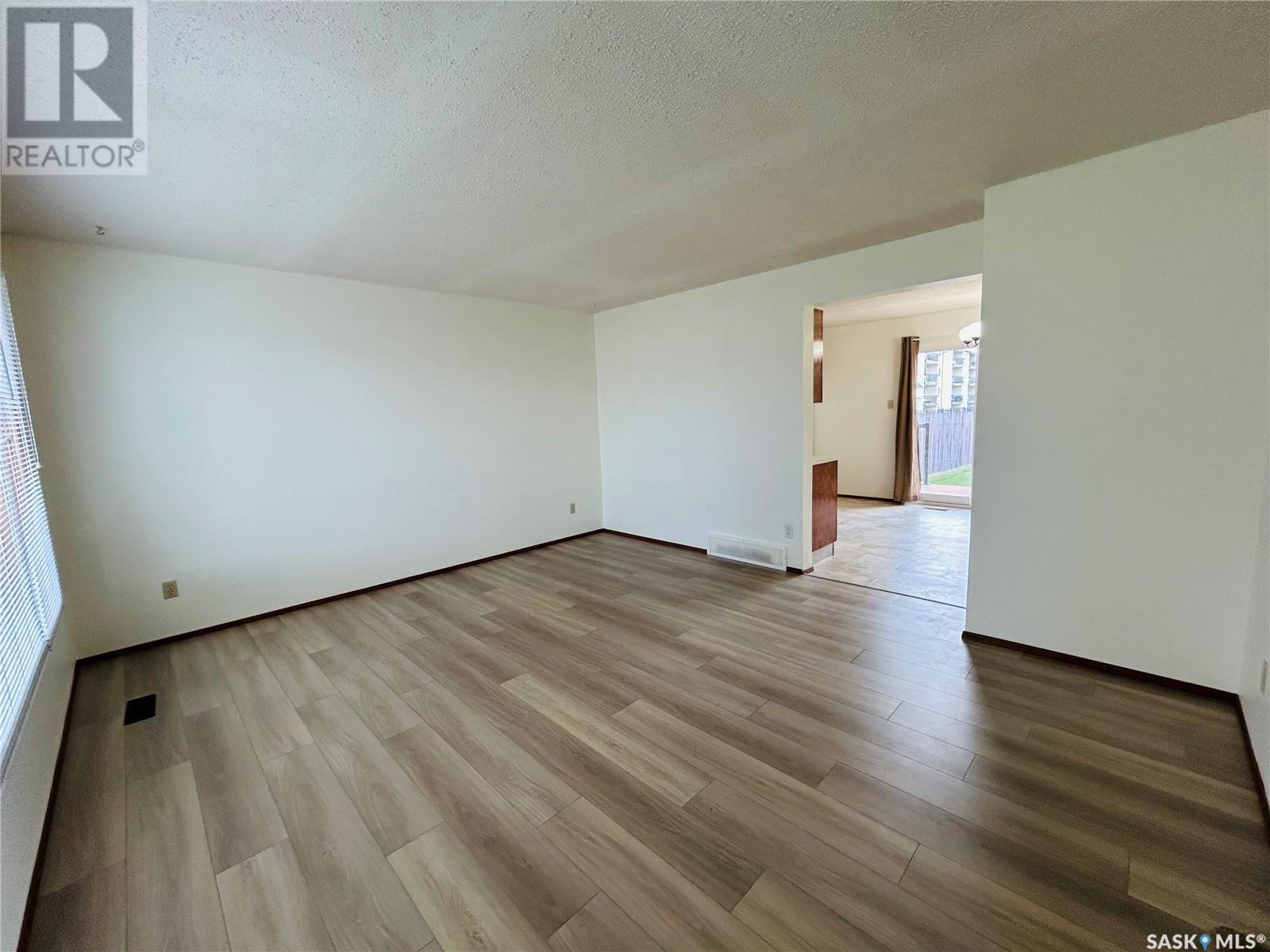 Property at 324-322 Cochin CRESCENT image 2