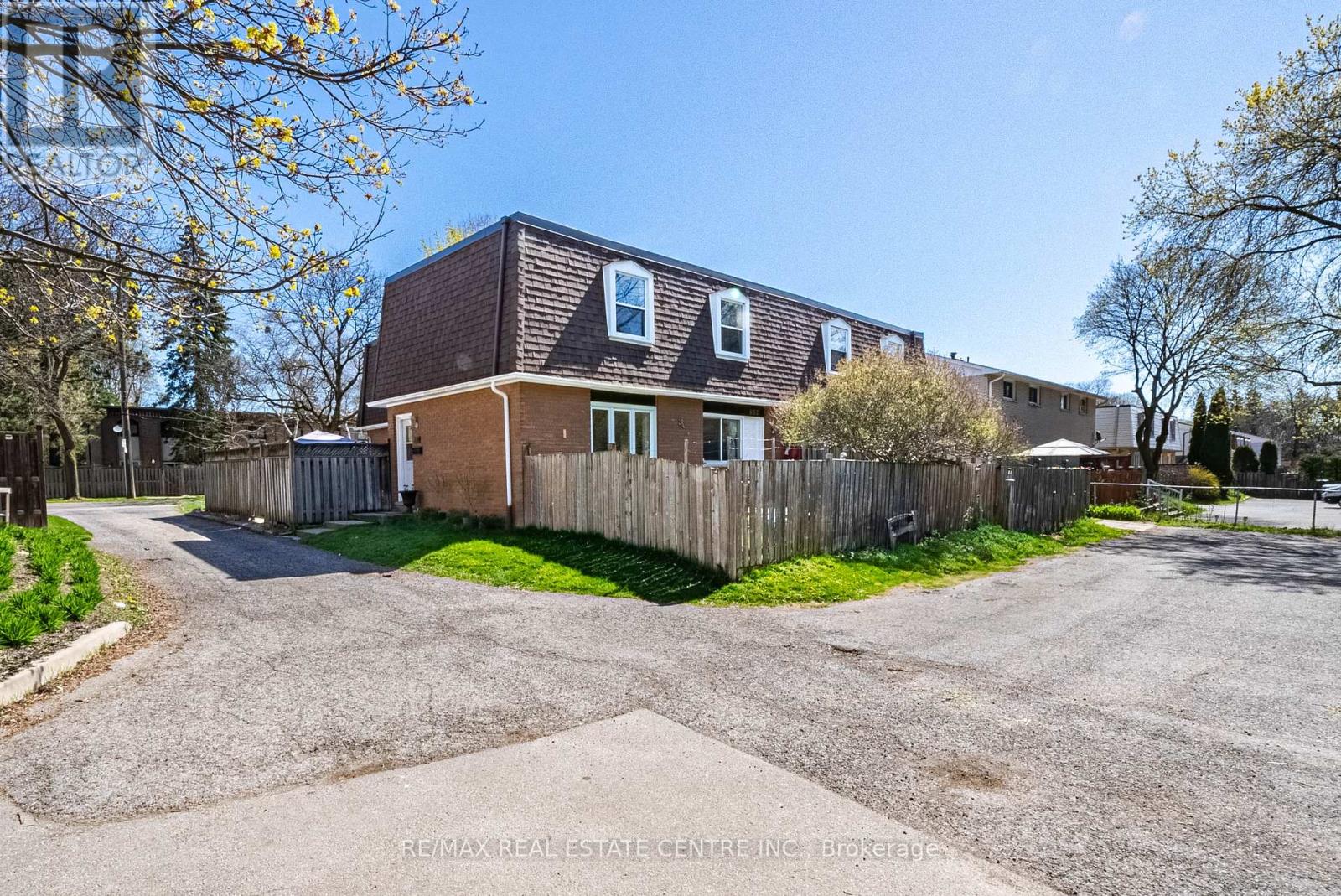 648 Francis Road, Burlington (Lasalle), Ontario  L7T 3X6 - Photo 2 - W12117418