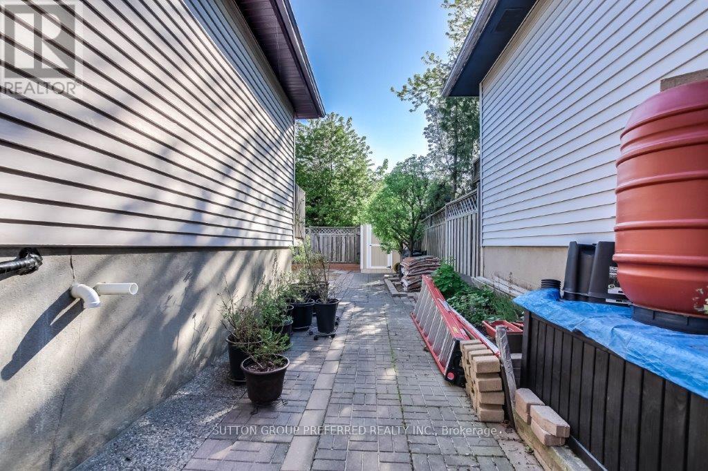 139 Olympic Crescent, London North, Ontario  N6G 3P4 - Photo 3 - X12195257