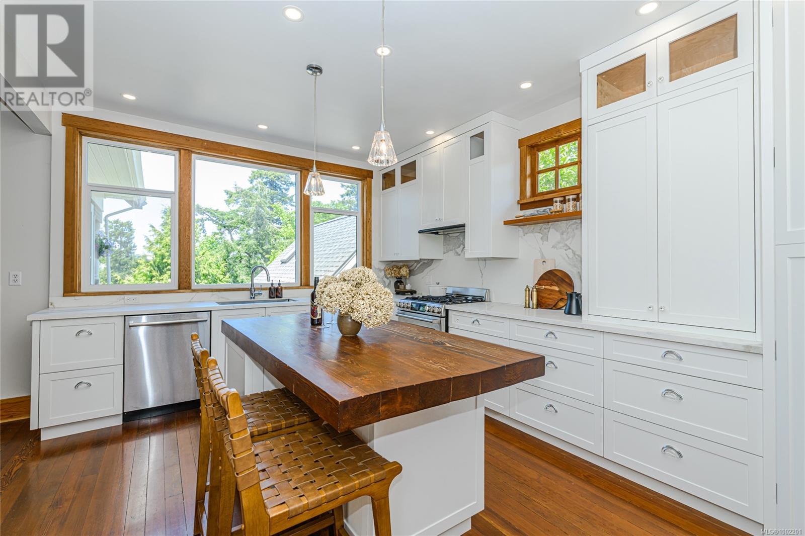 Property at 415 Raynor Ave image 1
