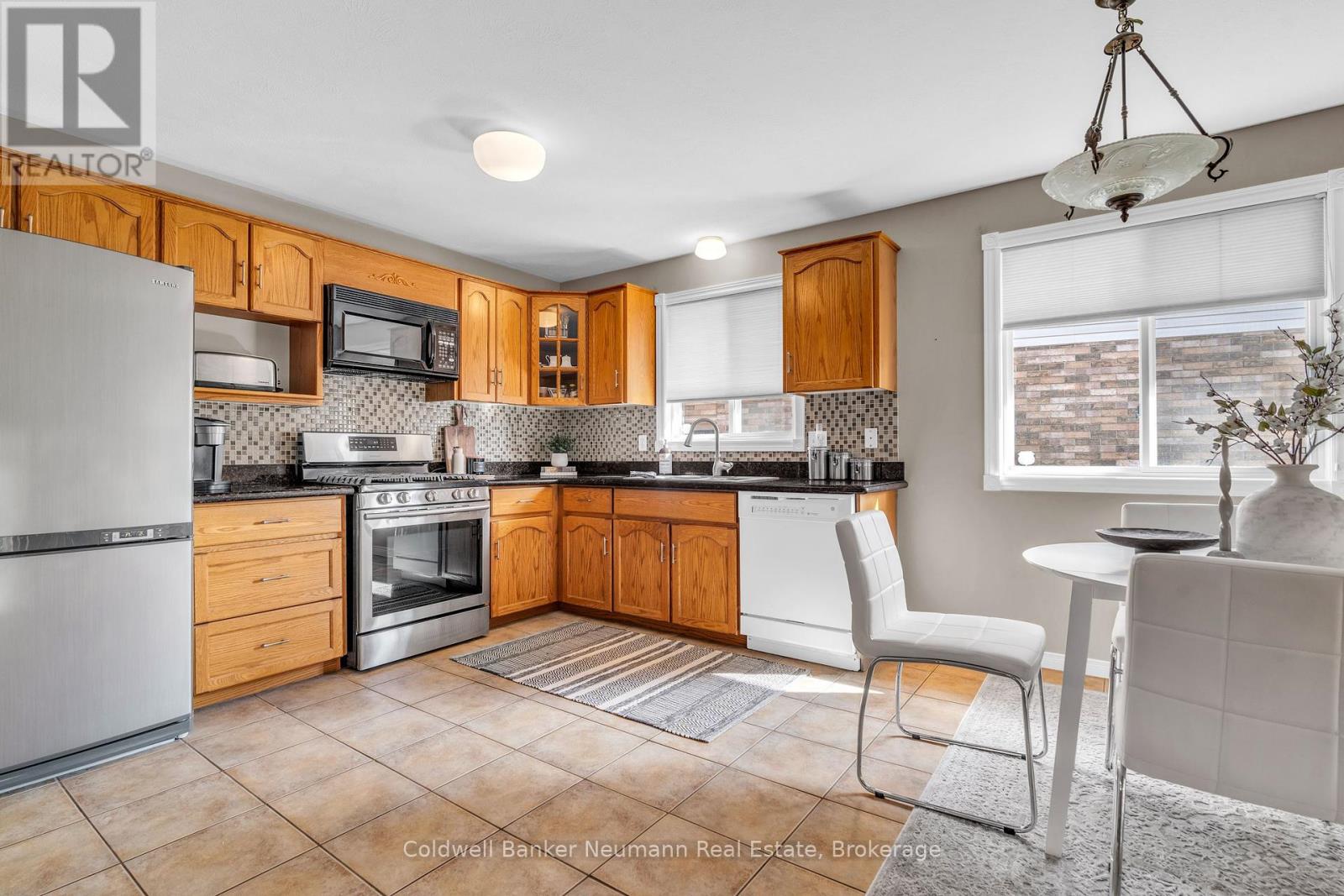 38 Carroll Crescent, Guelph (Clairfields/hanlon Business Park), Ontario  N1G 5B5 - Photo 6 - X12195044
