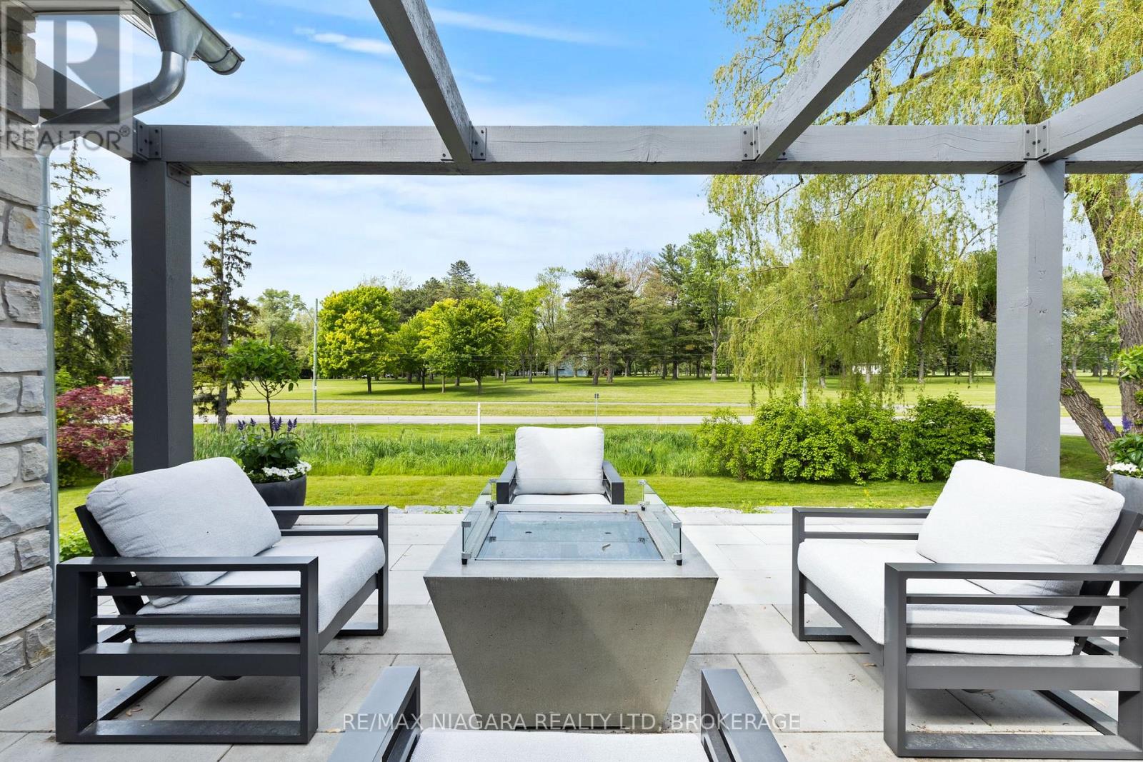 Property at 33 PARK COURT image 3
