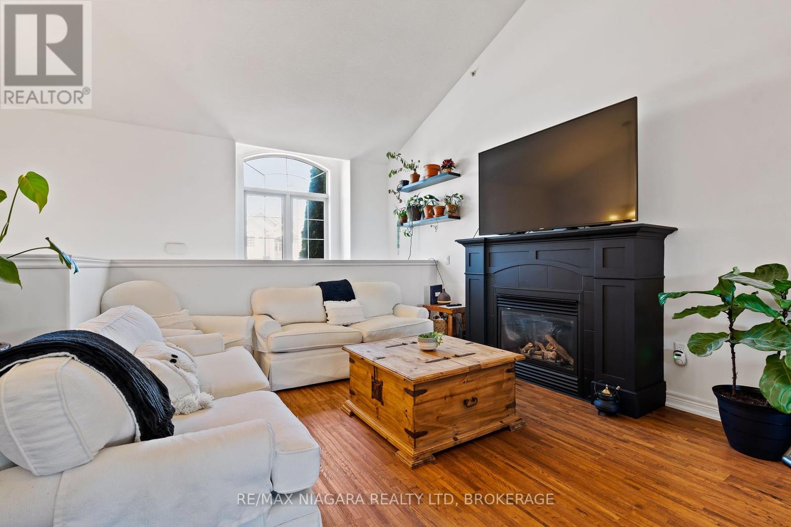 10 Corbin Street, St. Catharines (Oakdale), Ontario  L2P 0C3 - Photo 5 - X12195286