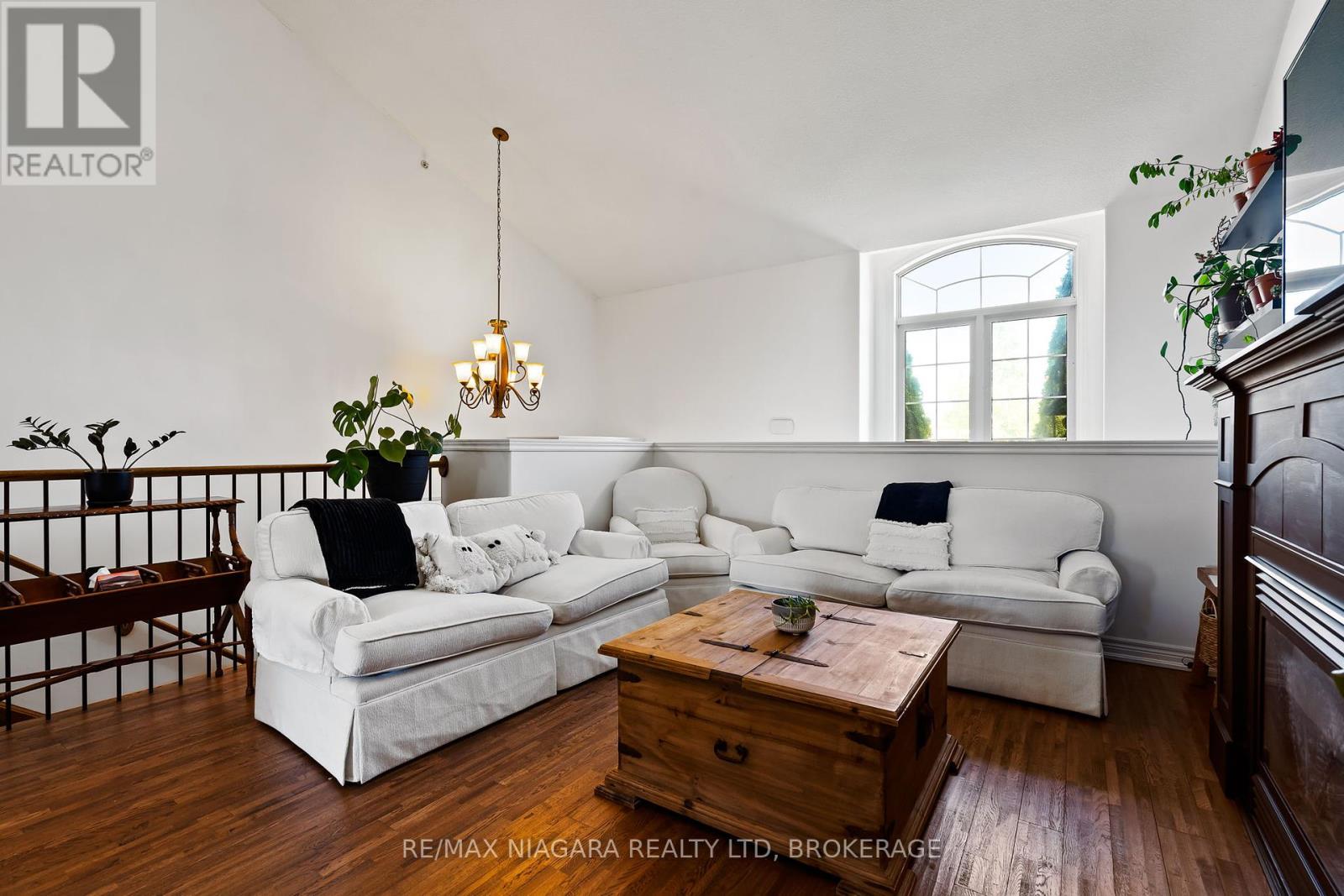 10 Corbin Street, St. Catharines, Ontario  L2P 0C3 - Photo 6 - X12195286