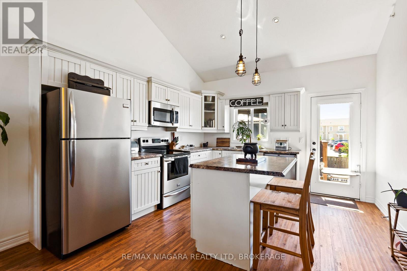 10 Corbin Street, St. Catharines, Ontario  L2P 0C3 - Photo 8 - X12195286