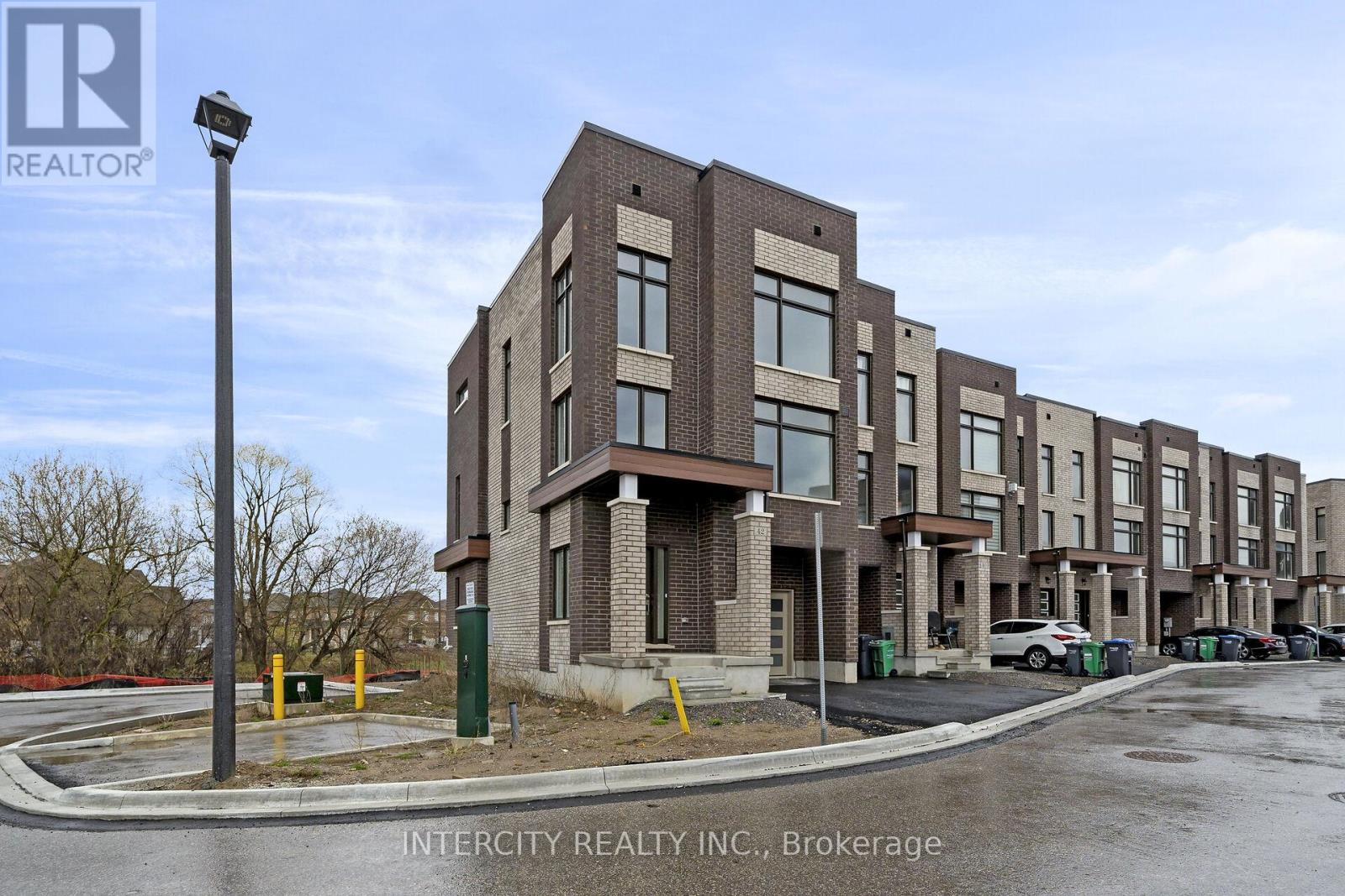 42 Queenpost Drive, Brampton, Ontario  L6Y 6L2 - Photo 2 - W12195196
