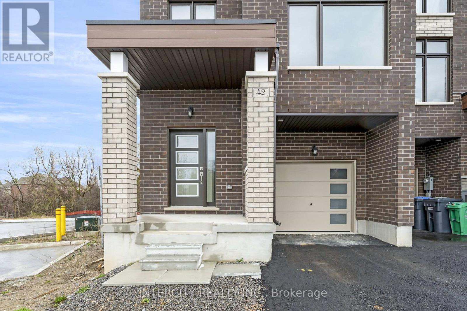 42 Queenpost Drive, Brampton, Ontario  L6Y 6L2 - Photo 3 - W12195196