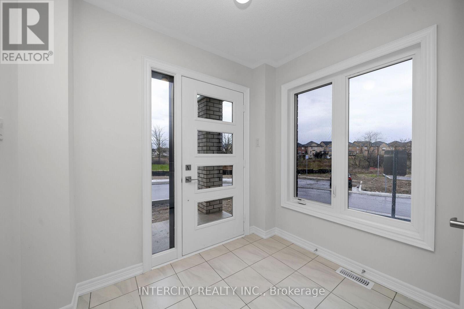 42 Queenpost Drive, Brampton, Ontario  L6Y 6L2 - Photo 4 - W12195196