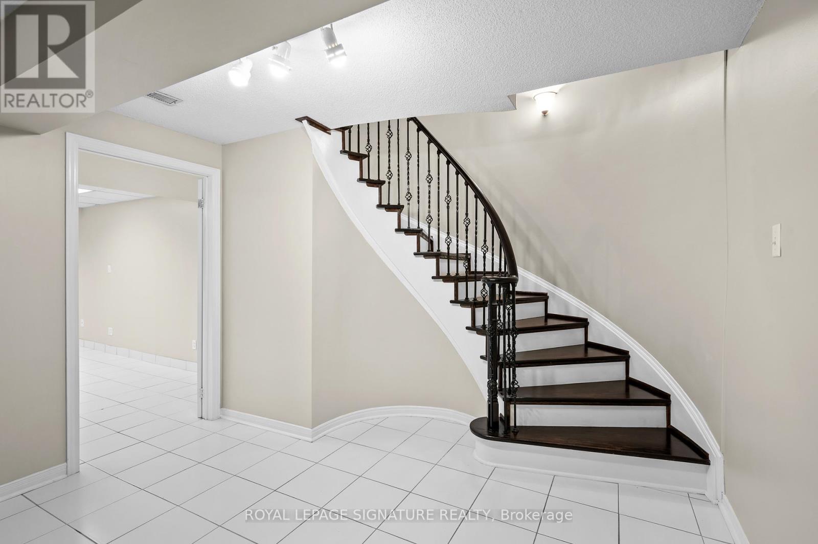 2718 Quails Run, Mississauga, Ontario  L5M 5K3 - Photo 30 - W12195201