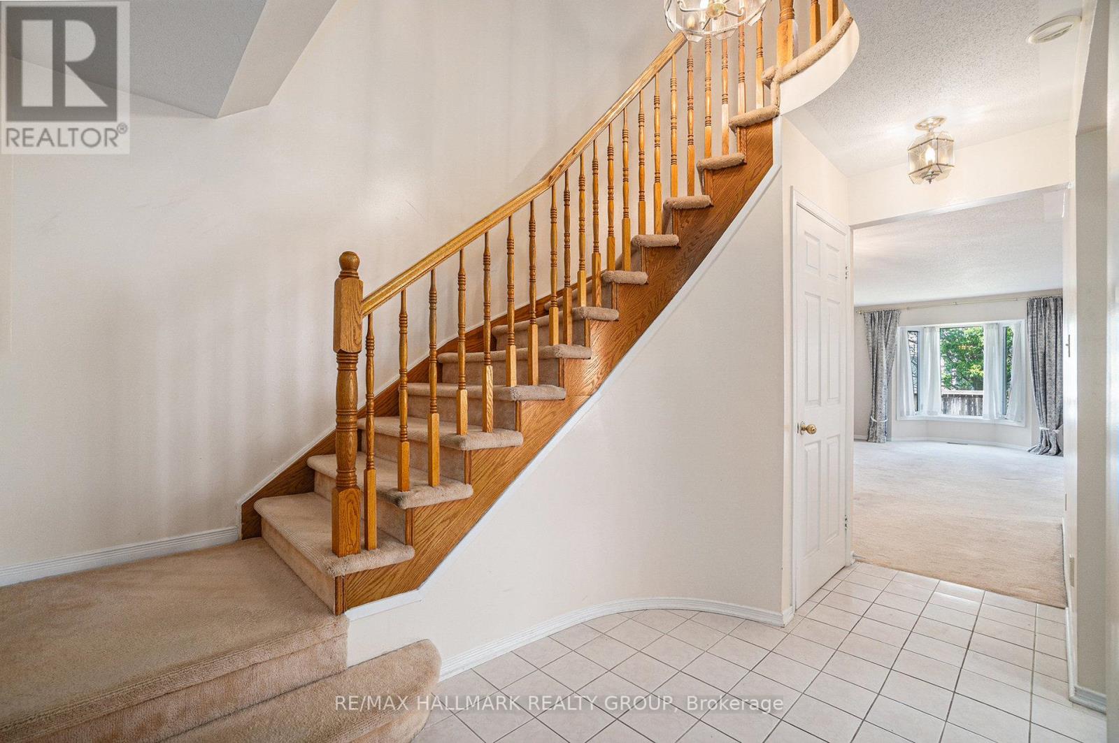 9 Raj Terrace, Ottawa, Ontario  K1G 4T4 - Photo 2 - X12195320