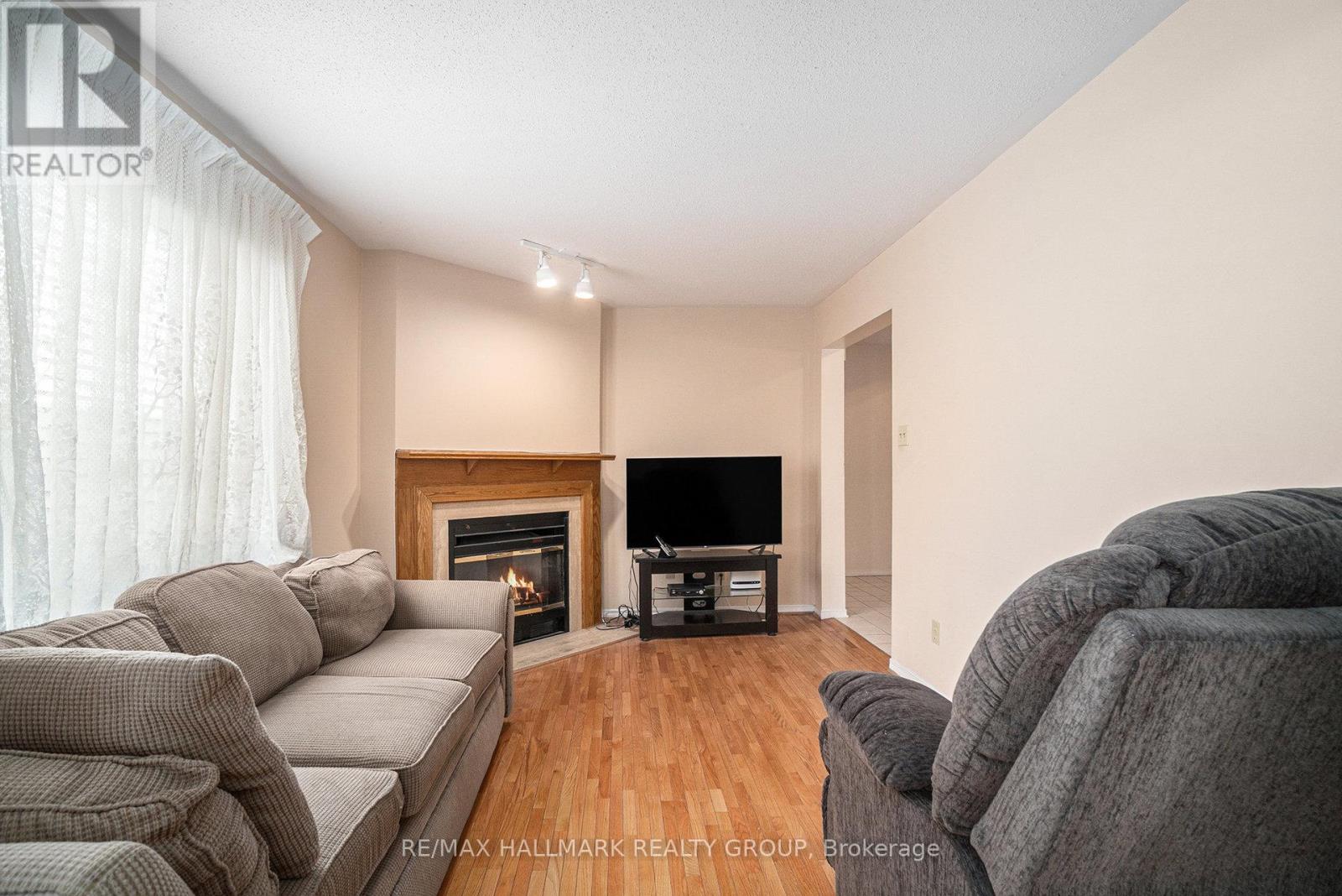 9 Raj Terrace, Ottawa, Ontario  K1G 4T4 - Photo 9 - X12195320