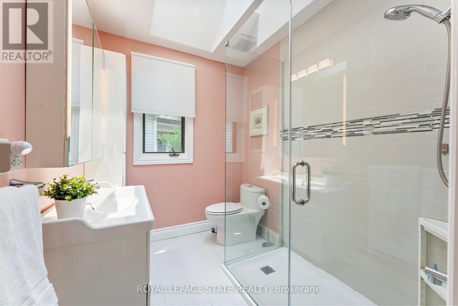 82 Gilbert Avenue, Hamilton, Ontario  L9G 1R4 - Photo 18 - X12195218