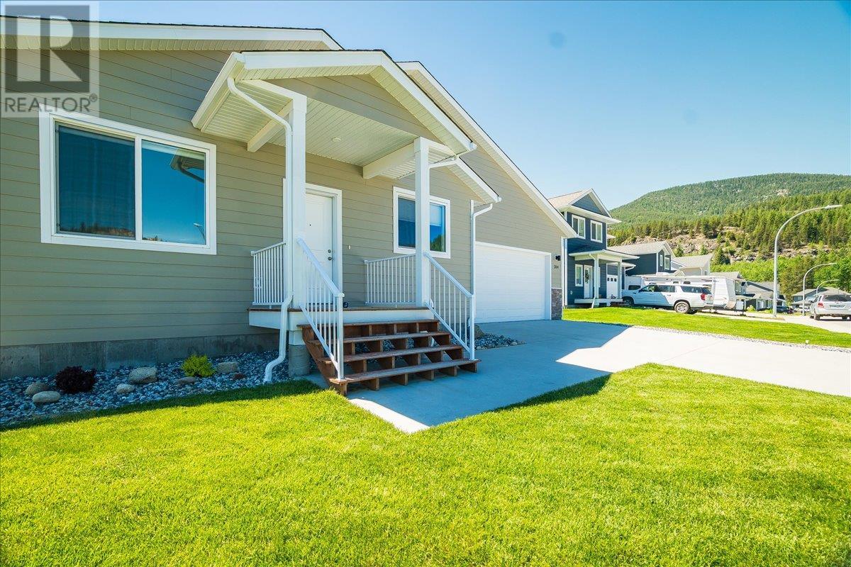 1504 Aspen Lane, Castlegar, British Columbia  V1N 4X8 - Photo 2 - 10350011