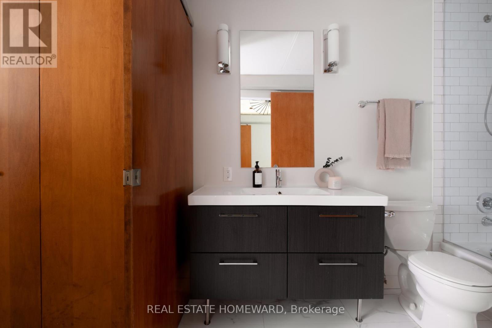 601 - 29 Camden Street, Toronto, Ontario  M5V 3N3 - Photo 23 - C12195018
