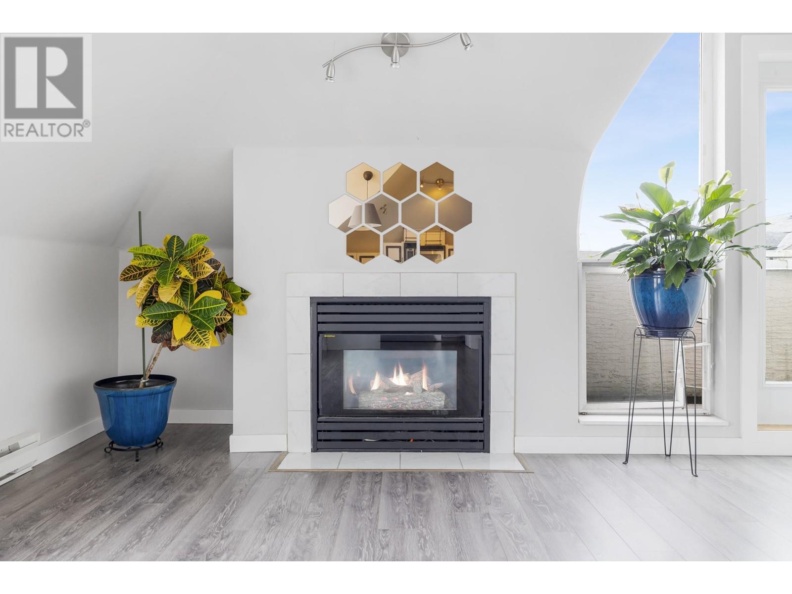 Property at 404 1570 PRAIRIE AVENUE image 4