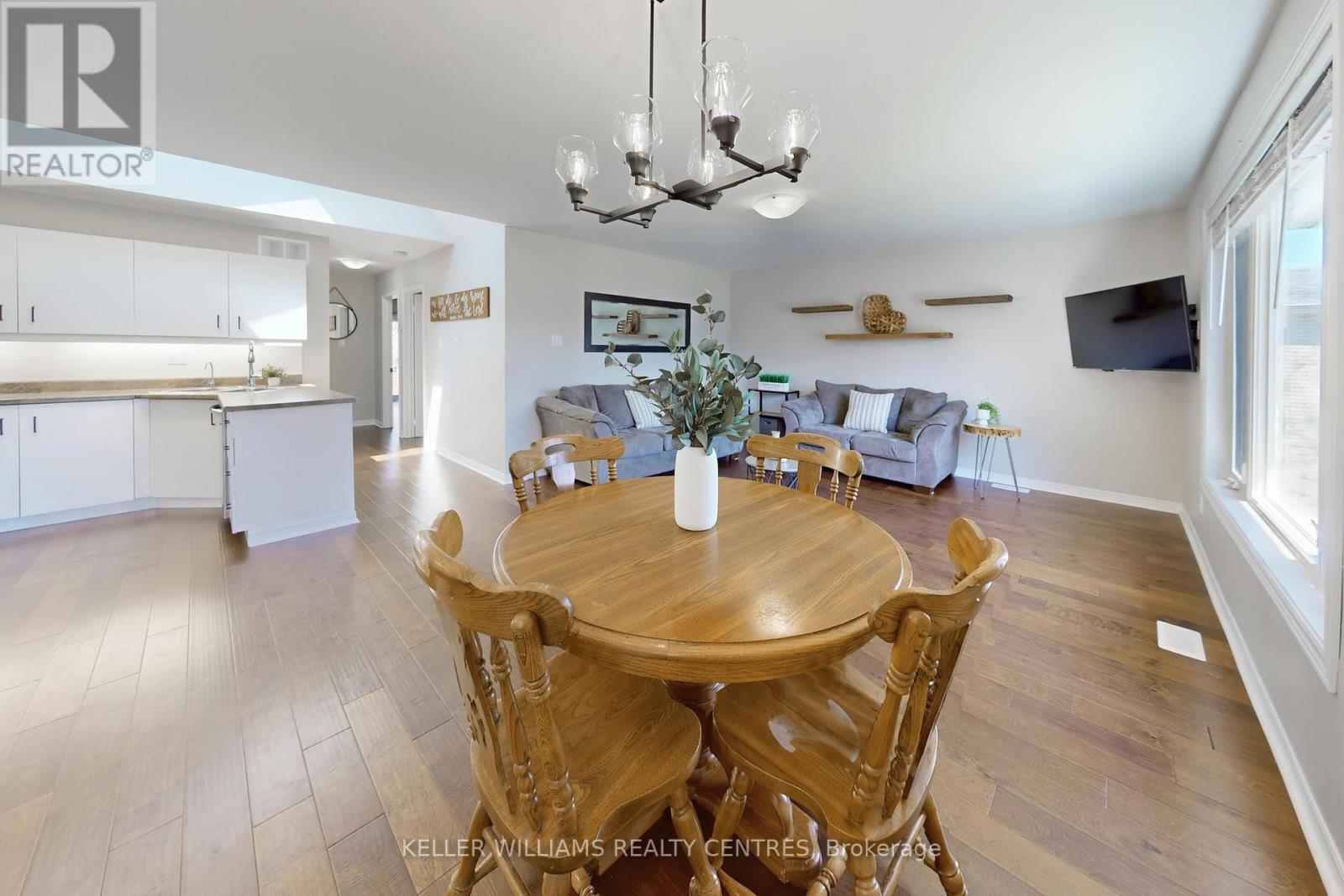 1086 Balsam Road, Innisfil, Ontario  L0L 1W0 - Photo 9 - N12194698