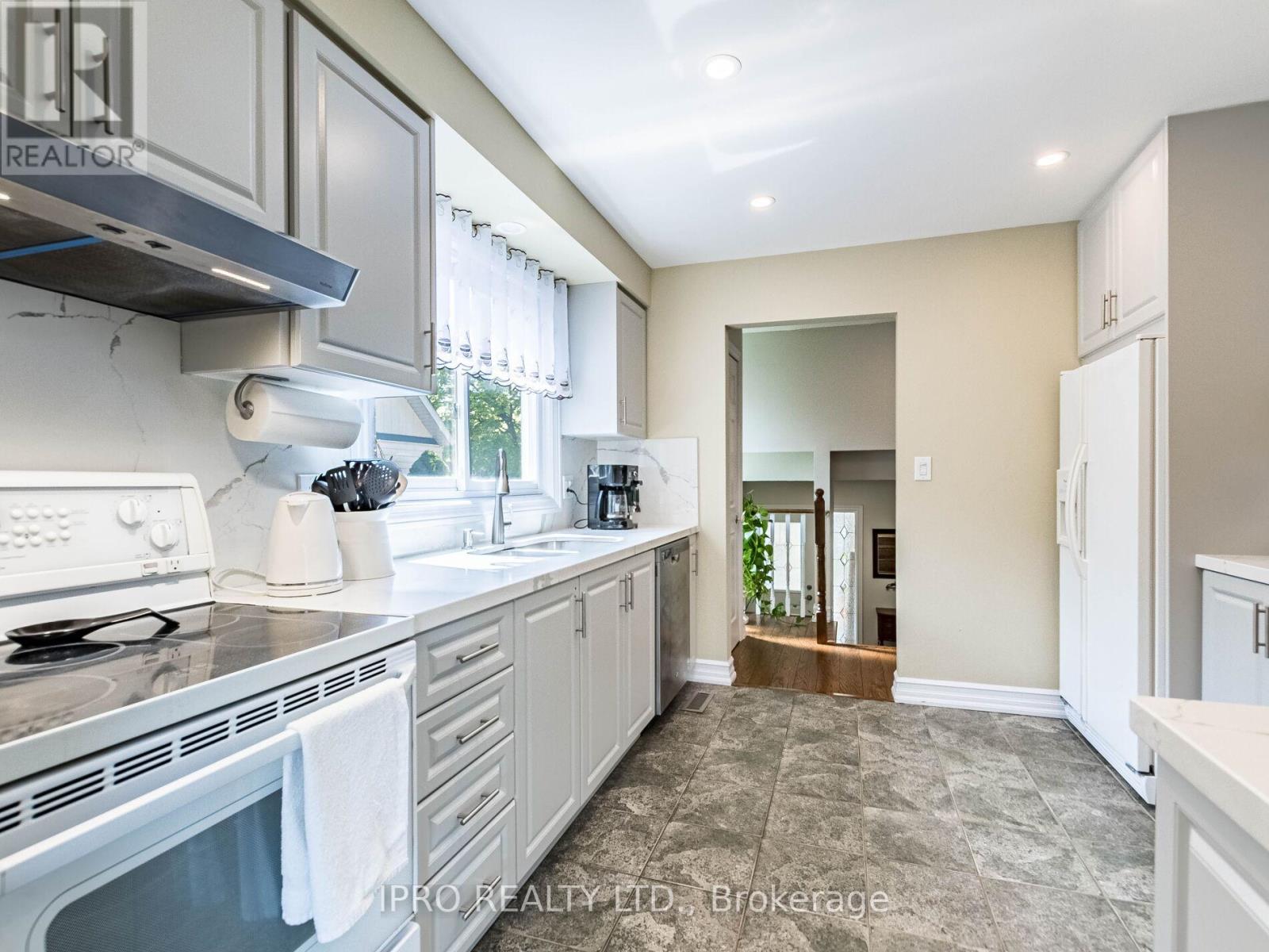 2404 Mainroyal Street, Mississauga, Ontario  L5L 1C9 - Photo 18 - W12133764