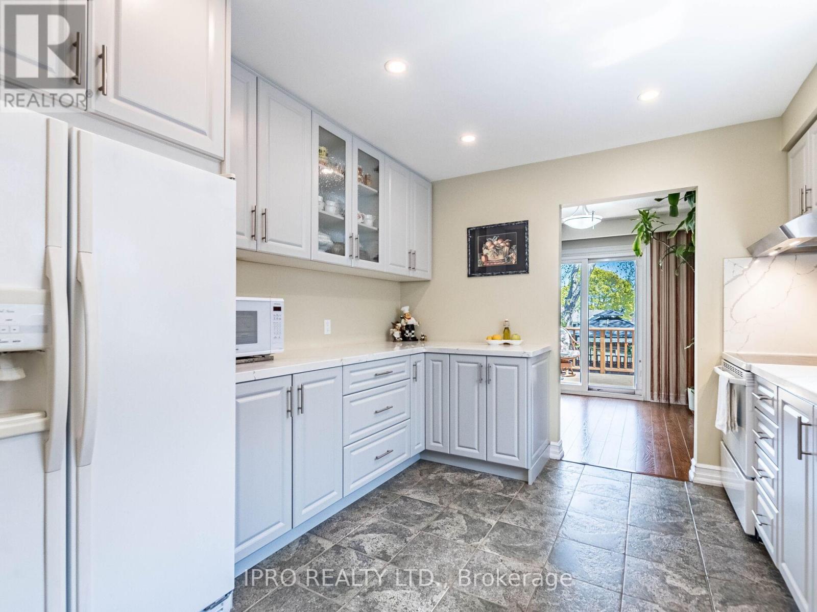 2404 Mainroyal Street, Mississauga, Ontario  L5L 1C9 - Photo 17 - W12133764