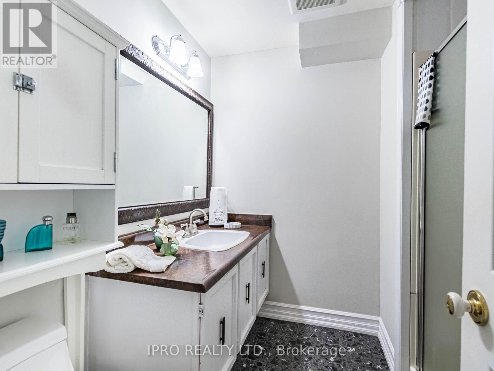 2404 Mainroyal Street, Mississauga, Ontario  L5L 1C9 - Photo 34 - W12133764