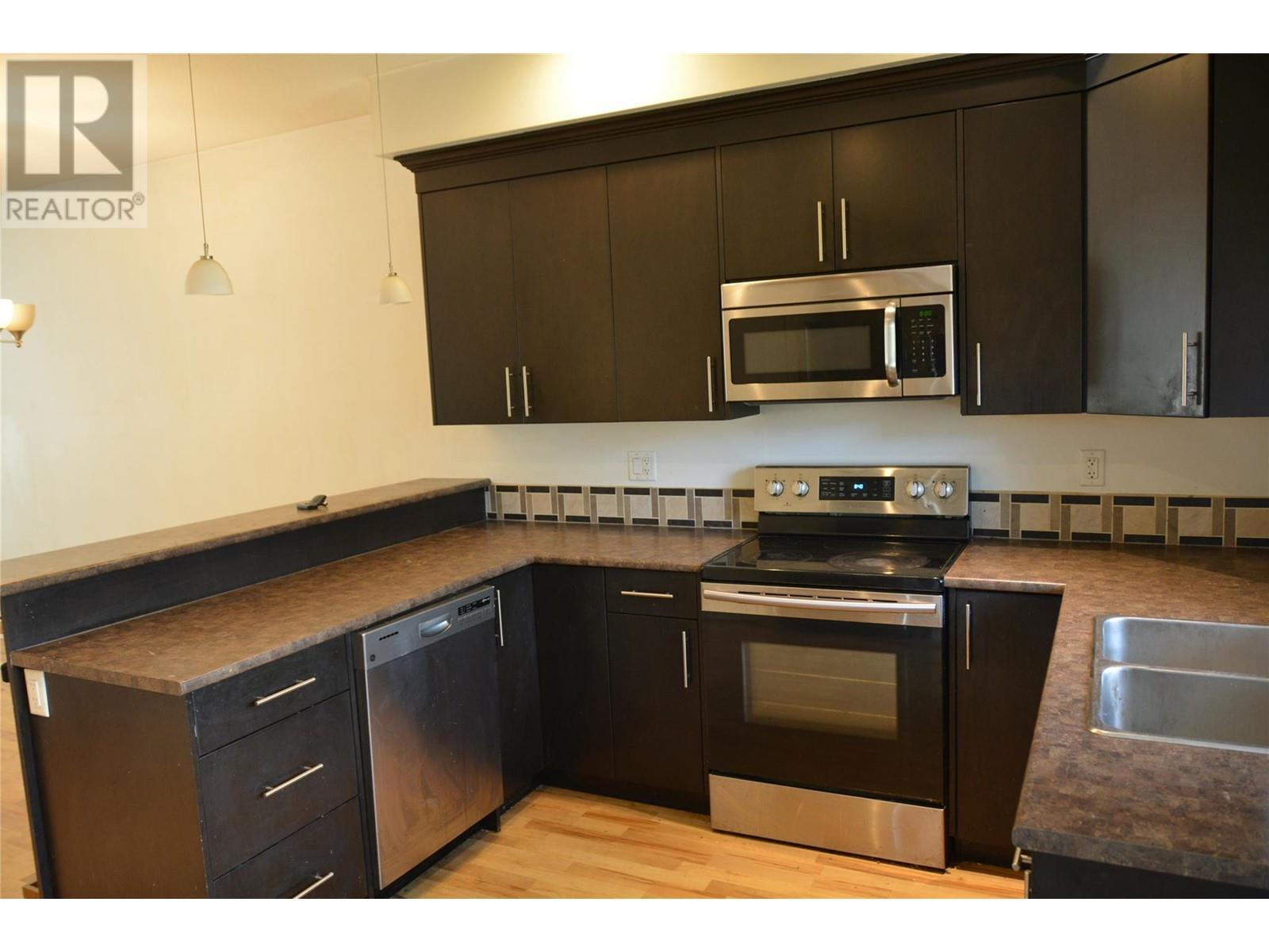 Property at 2860 VALLEYVIEW Drive image 3