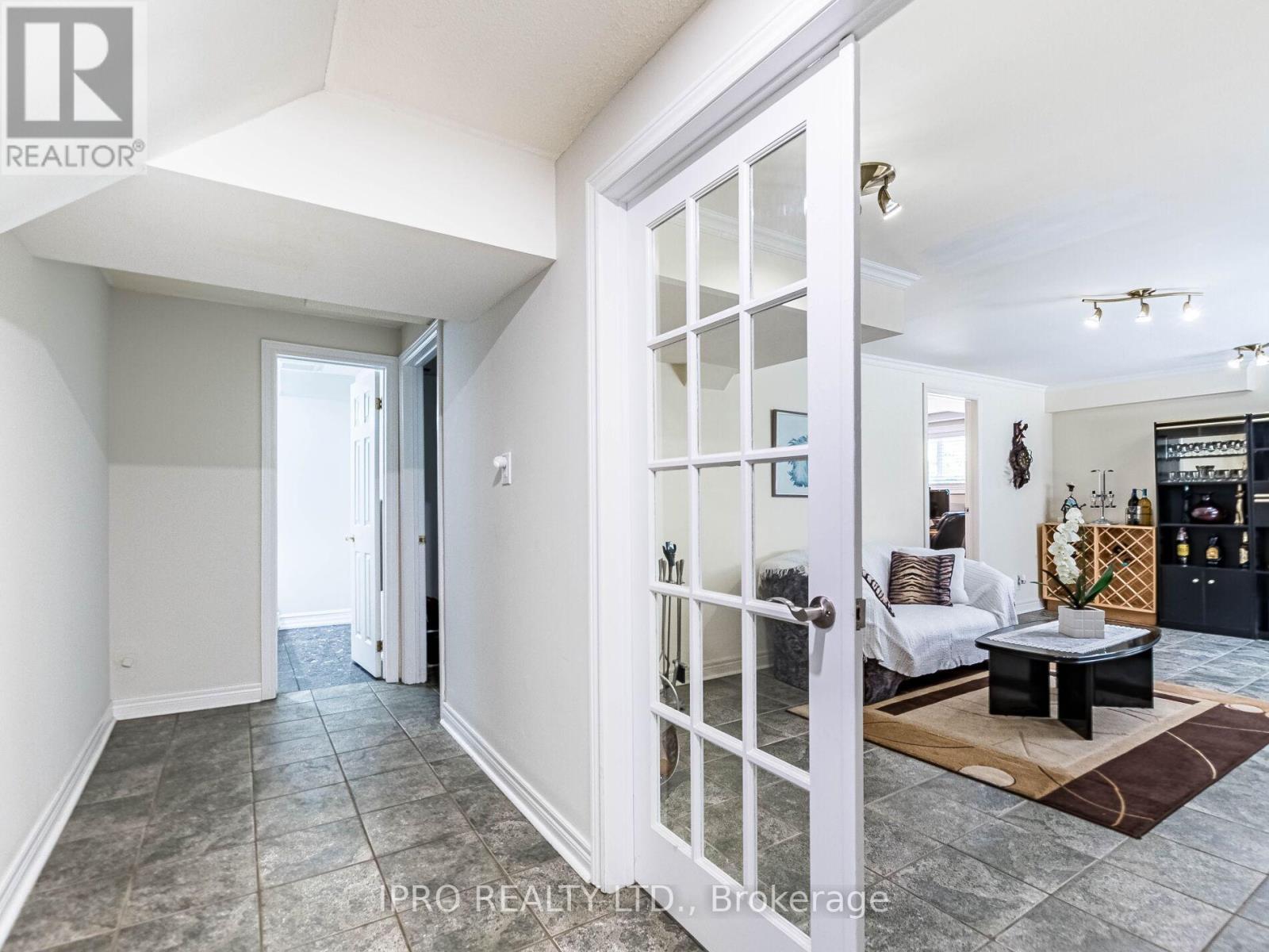 2404 Mainroyal Street, Mississauga, Ontario  L5L 1C9 - Photo 28 - W12133764