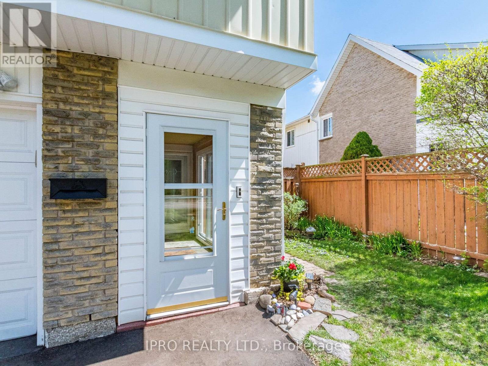 2404 Mainroyal Street, Mississauga, Ontario  L5L 1C9 - Photo 3 - W12133764