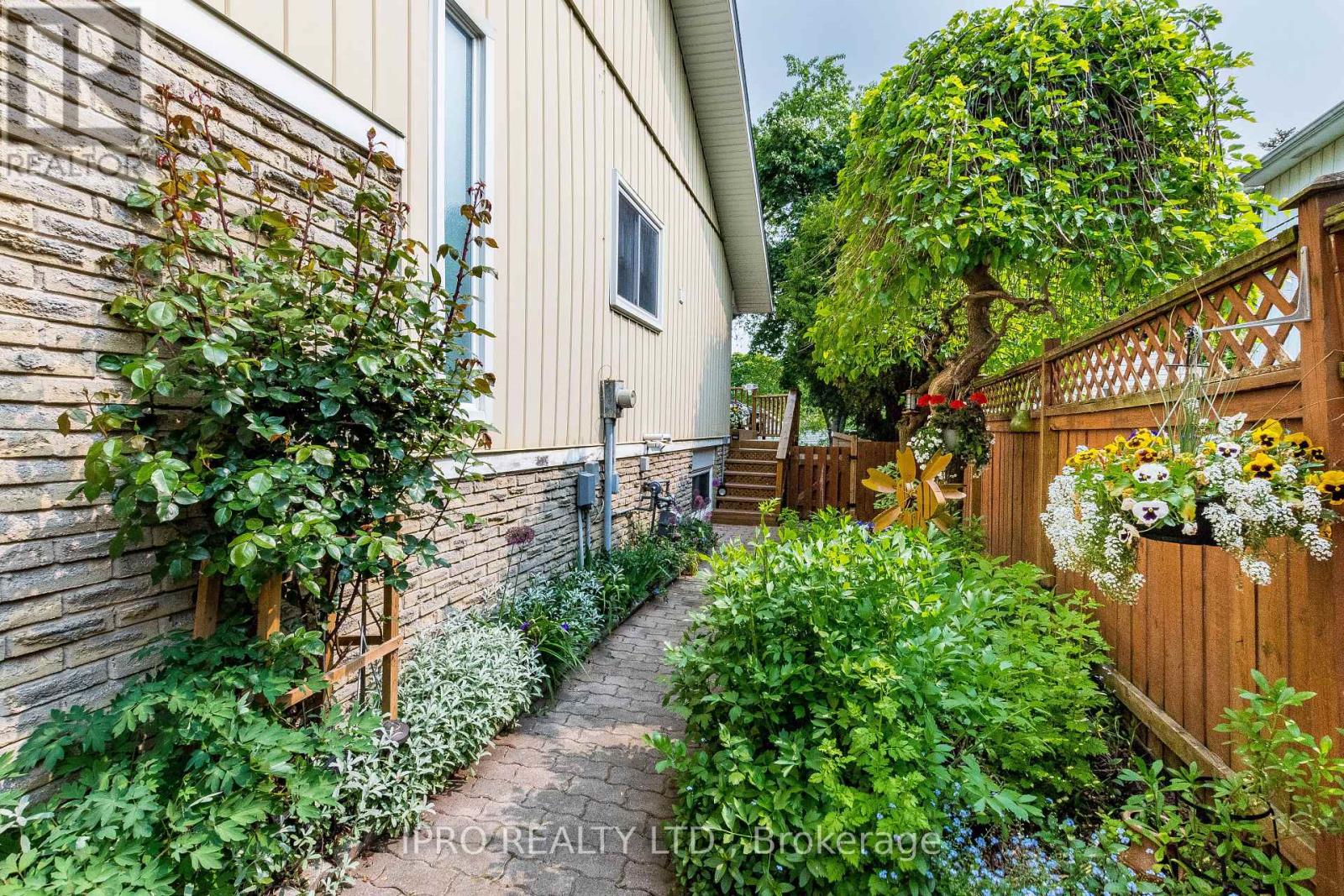 2404 Mainroyal Street, Mississauga, Ontario  L5L 1C9 - Photo 38 - W12133764