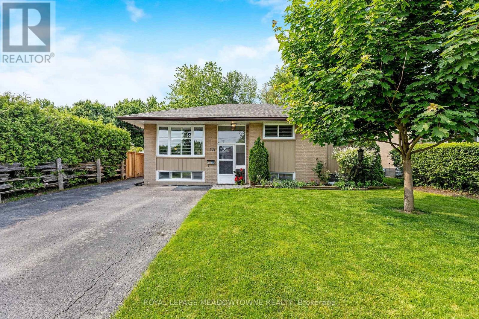 13 Gower Court, Halton Hills (Georgetown), Ontario  L7G 4L6 - Photo 2 - W12194752