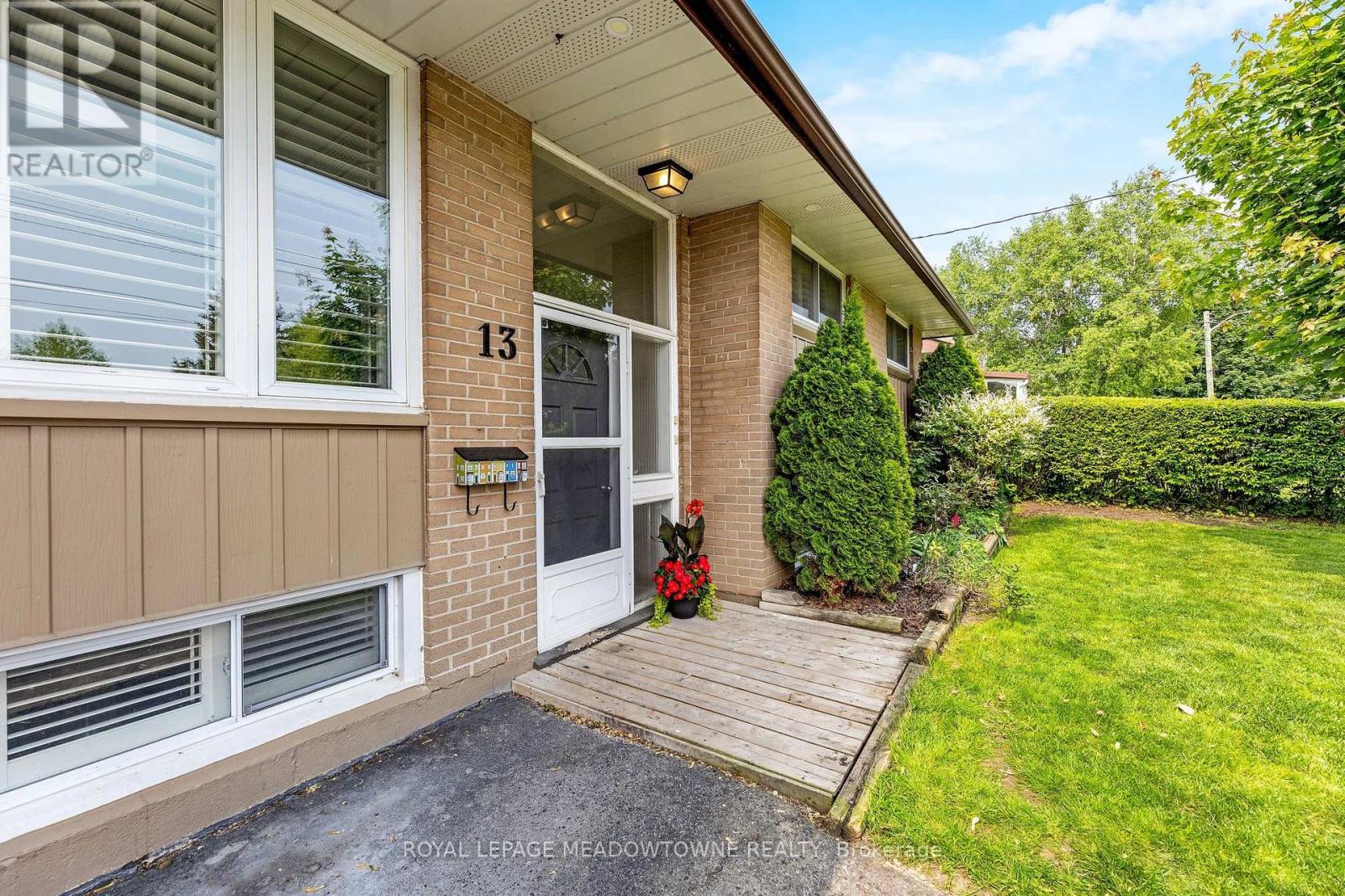 13 Gower Court, Halton Hills, Ontario  L7G 4L6 - Photo 4 - W12194752