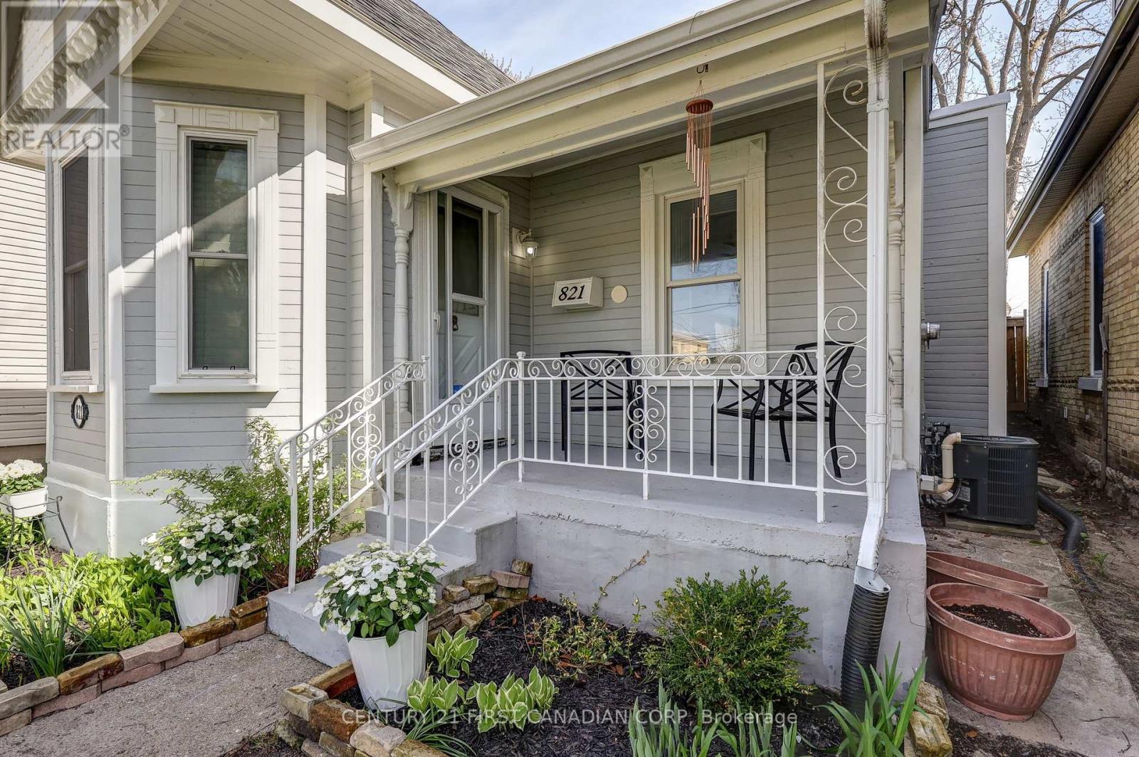 821 Queens Avenue, London East (East G), Ontario  N5W 3H7 - Photo 3 - X12194706