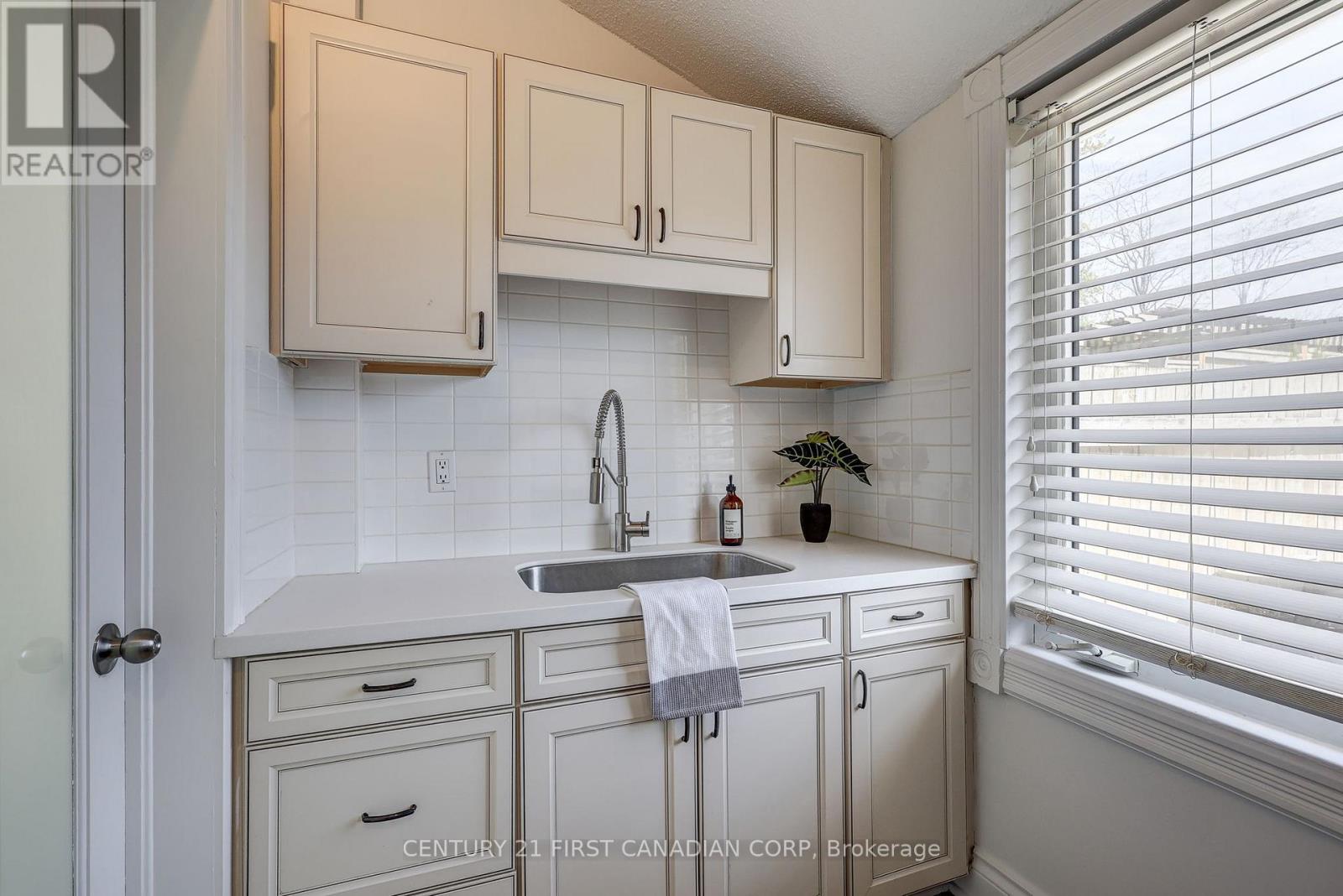 821 Queens Avenue, London East (East G), Ontario  N5W 3H7 - Photo 22 - X12194706