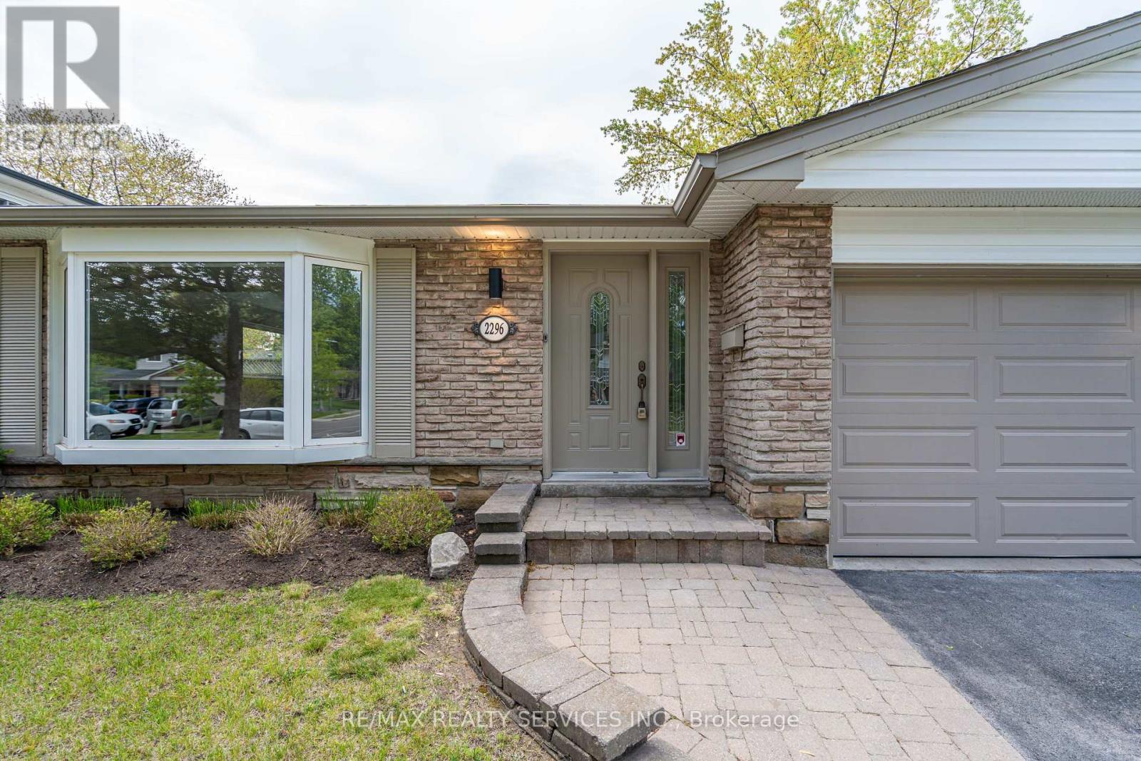 2296 Devon Road, Oakville, Ontario  L6J 5R4 - Photo 4 - W12187569