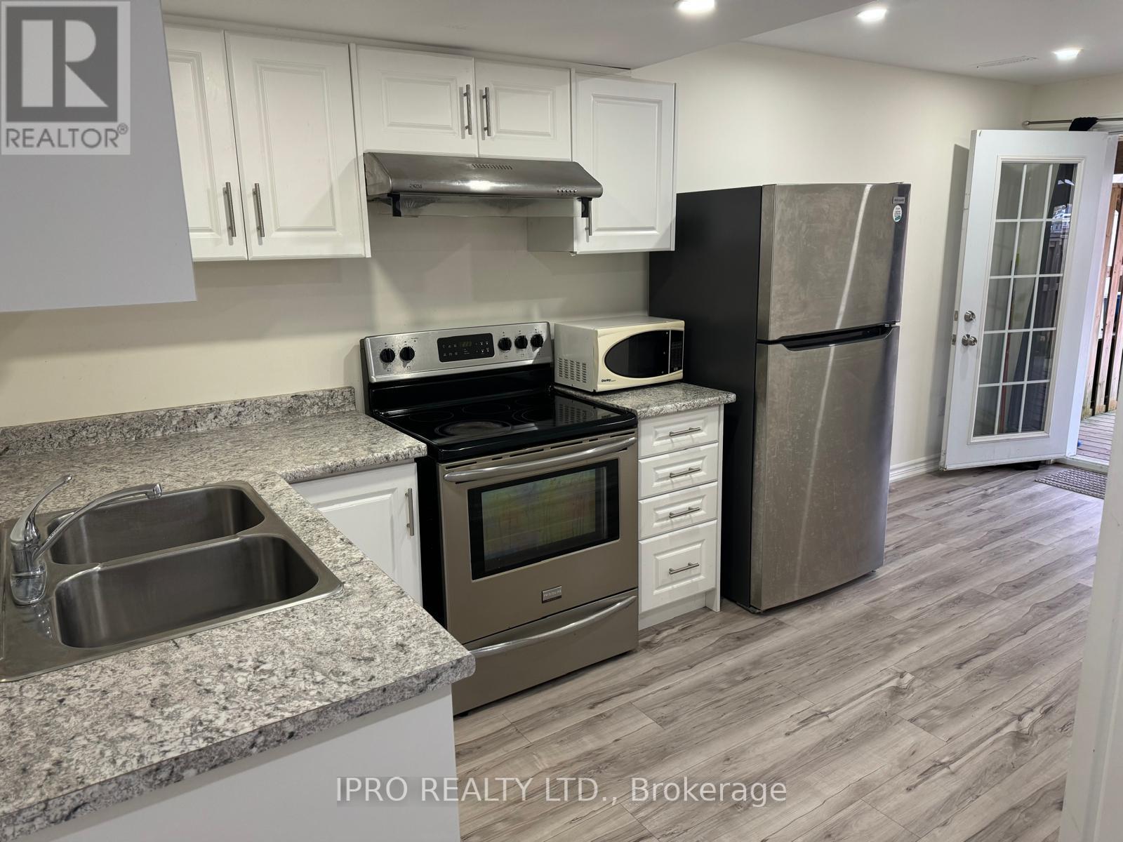 43 Curzon Crescent, Guelph, Ontario  N1K 1Z7 - Photo 2 - X12194746