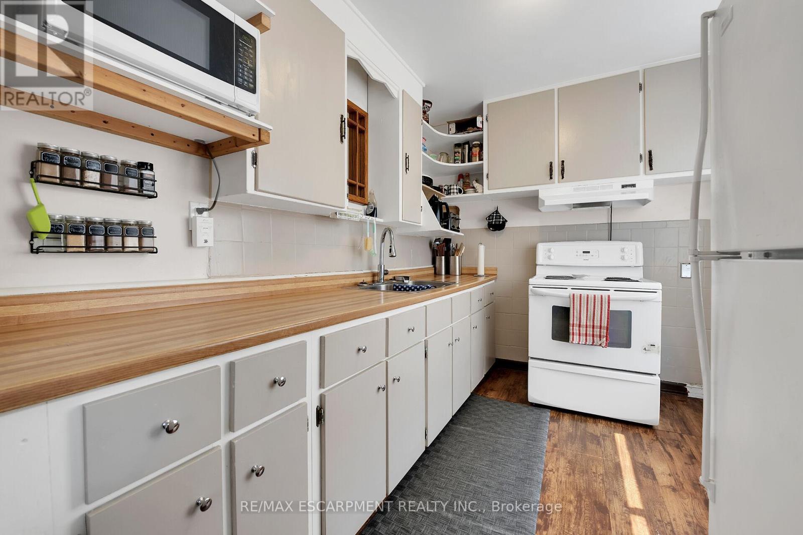206 East 15th Street, Hamilton (Inch Park), Ontario  L9A 4G2 - Photo 11 - X12195056