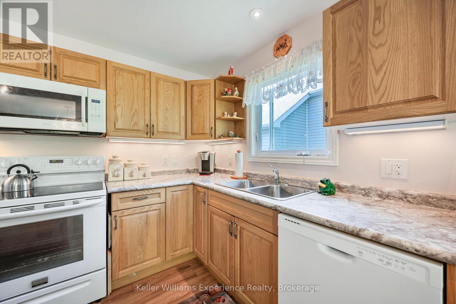 156 Pineridge Gate, Gravenhurst (Muskoka (S)), Ontario  P1P 0A3 - Photo 9 - X12195409